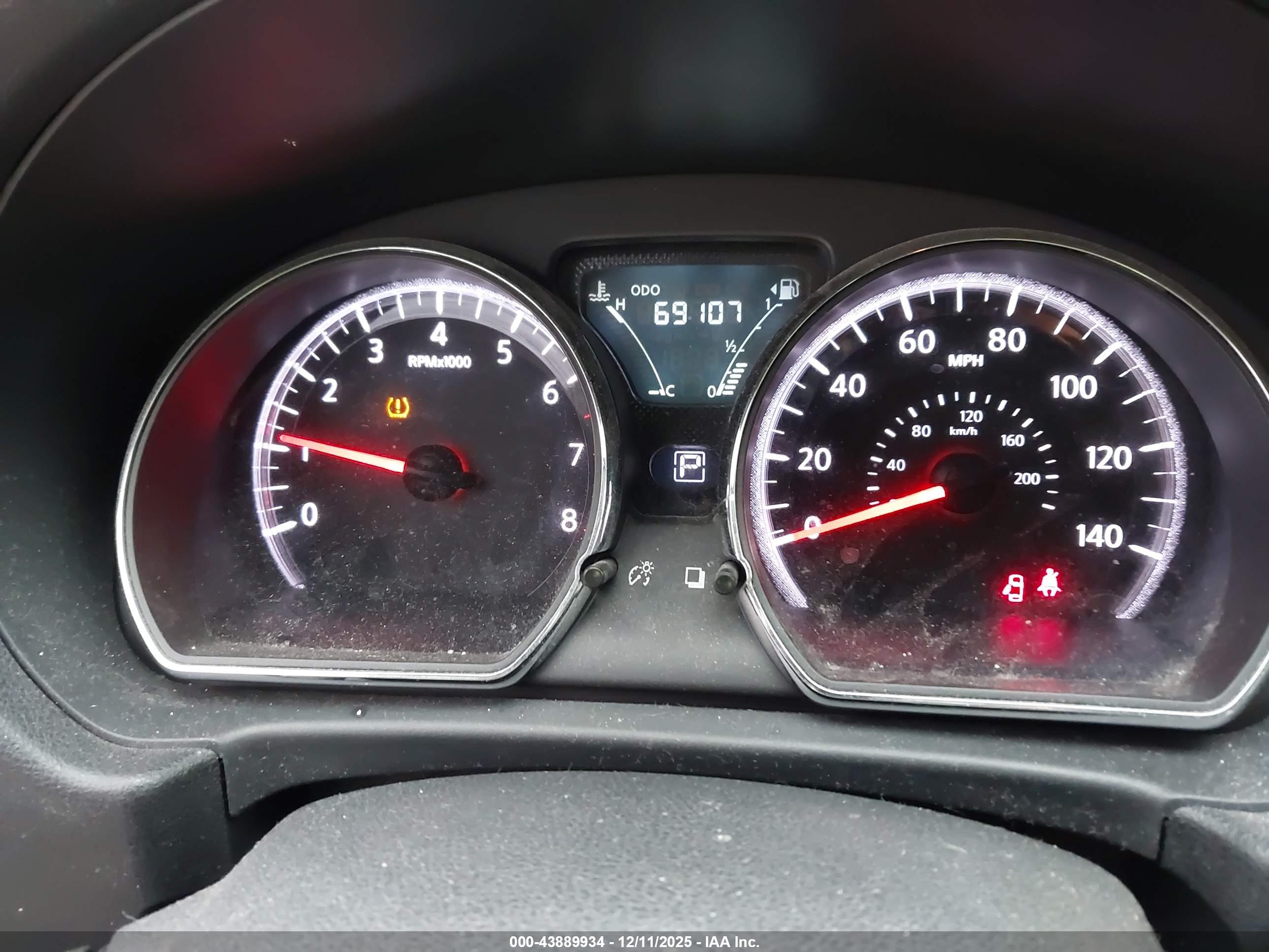 NISSAN VERSA image 7