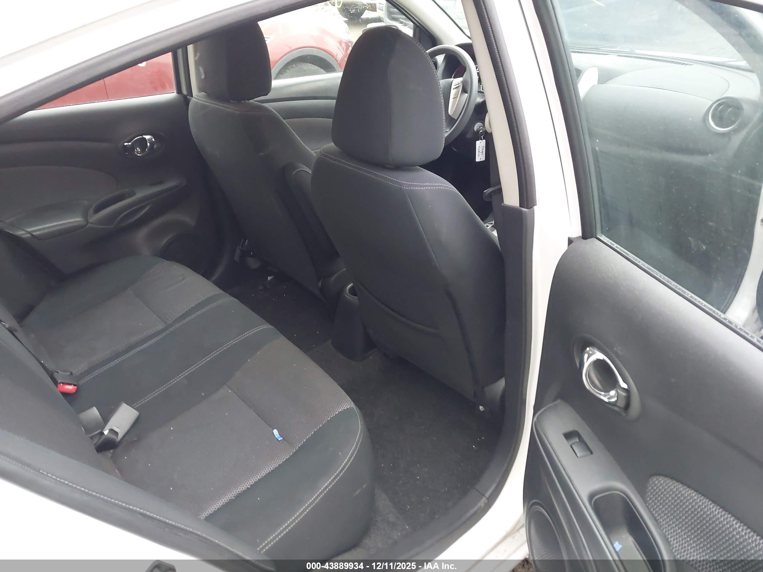 NISSAN VERSA image 8