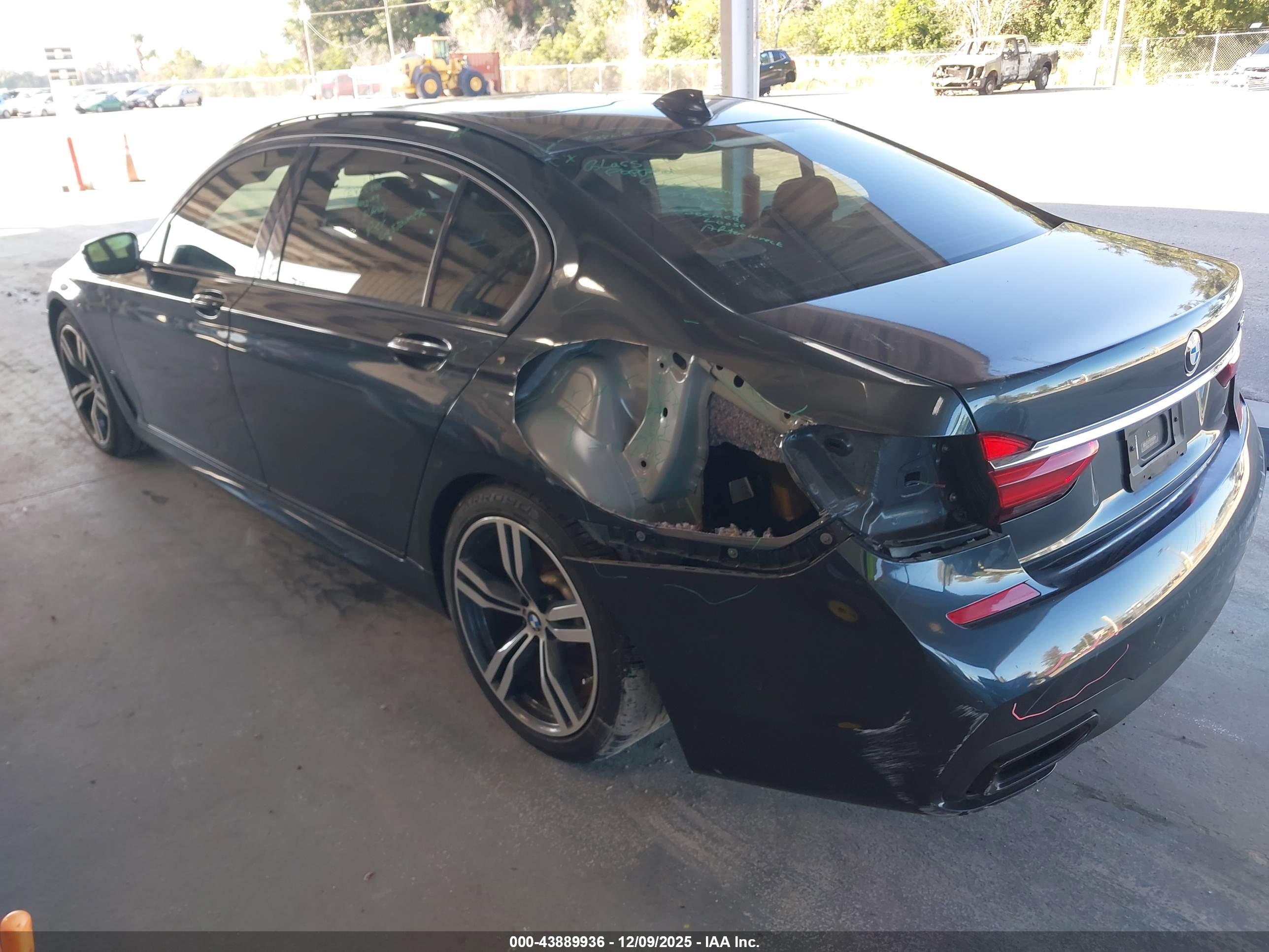 BMW 750I image 3