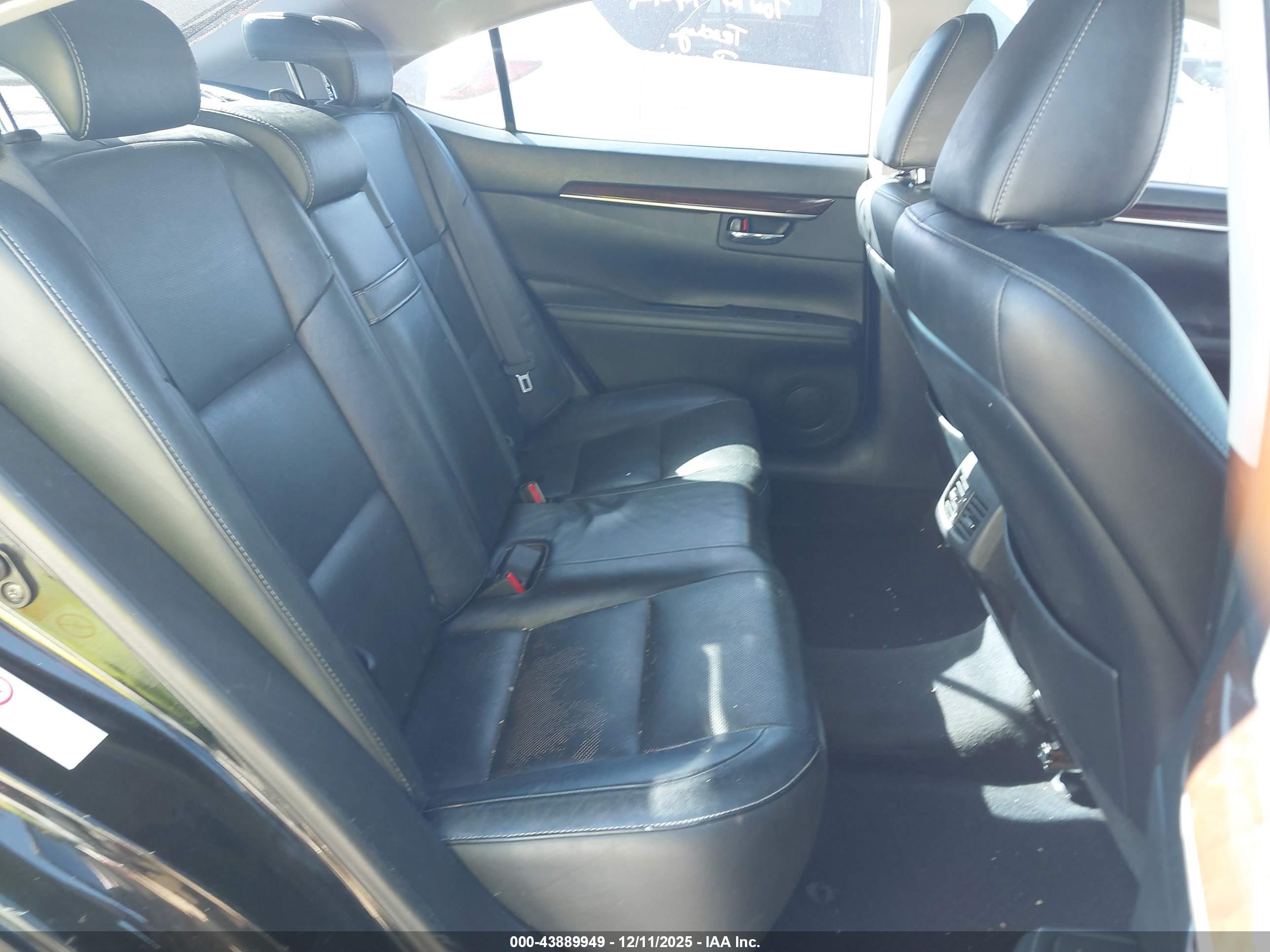 LEXUS ES image 8
