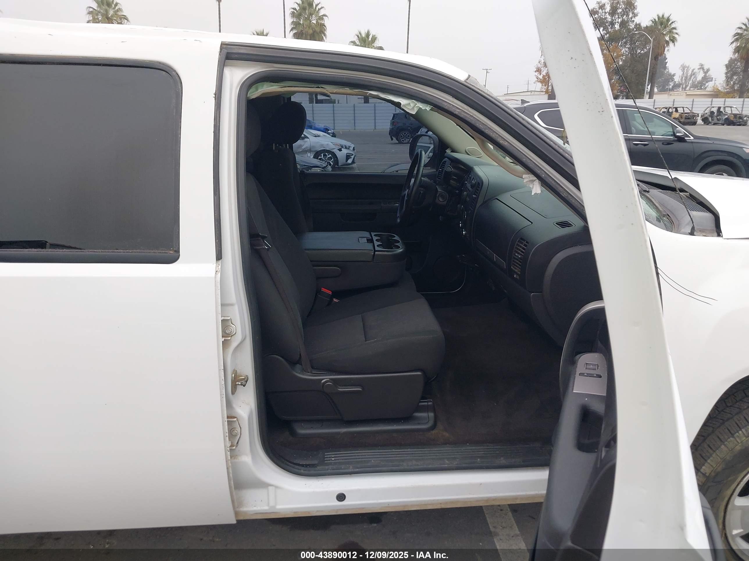 CHEVROLET SILVERADO image 5