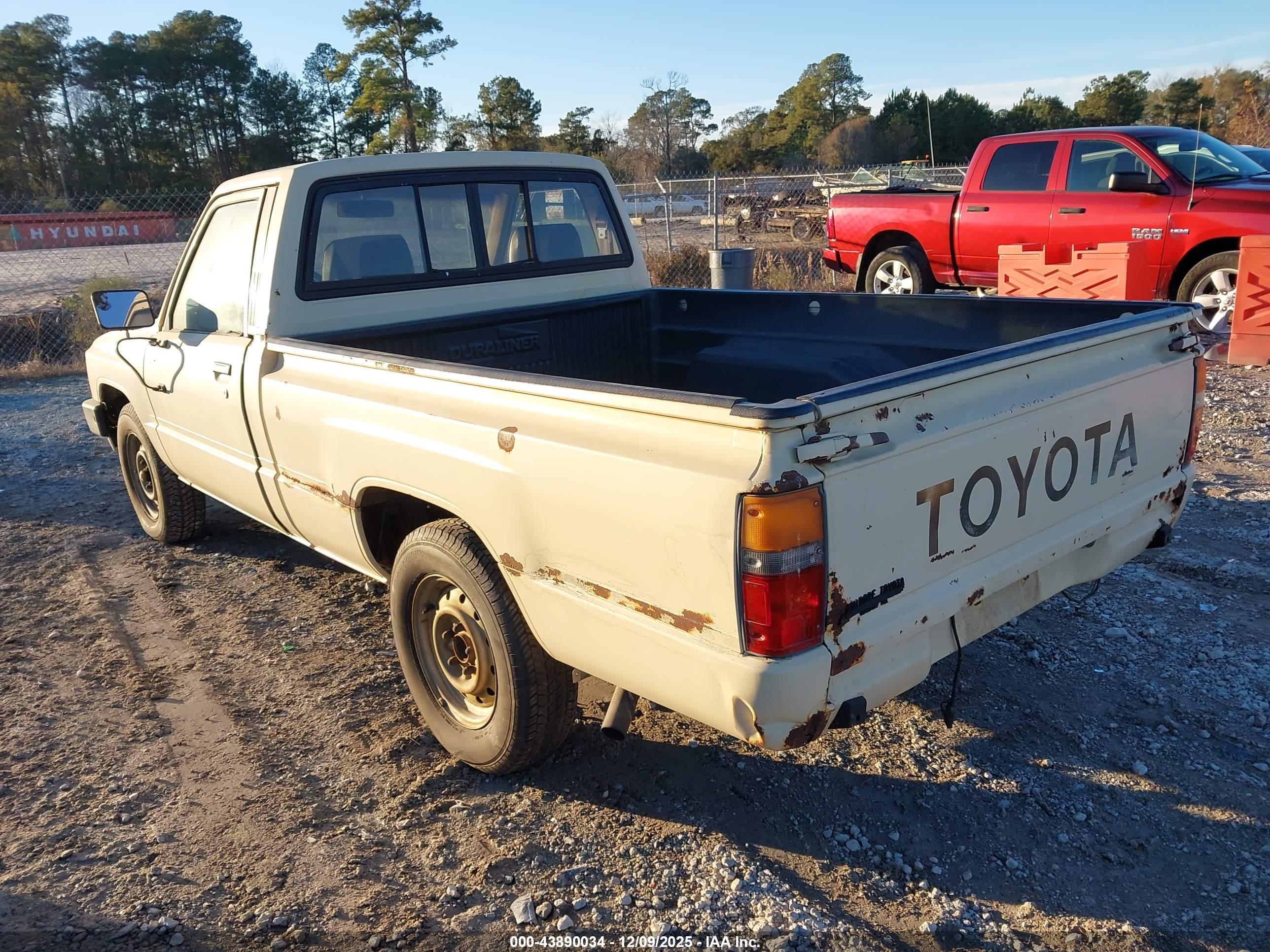TOYOTA PICKUP image 3