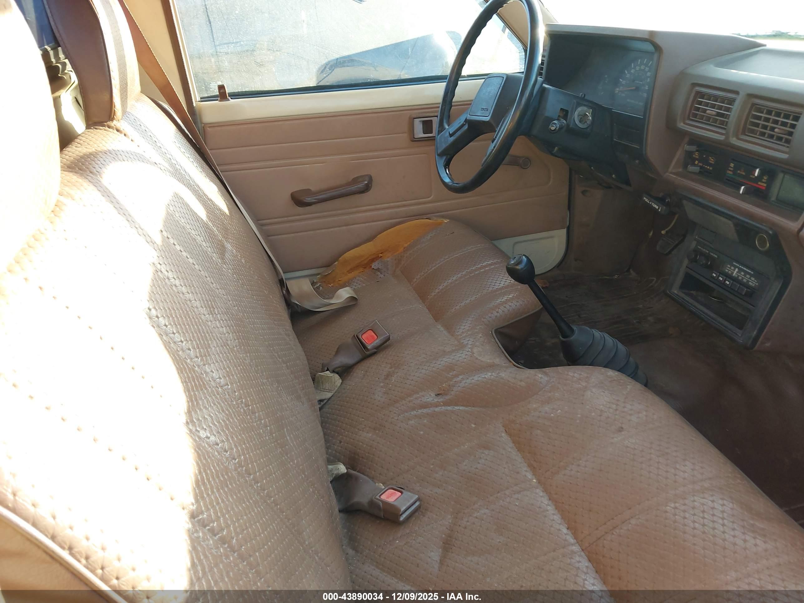 TOYOTA PICKUP image 5