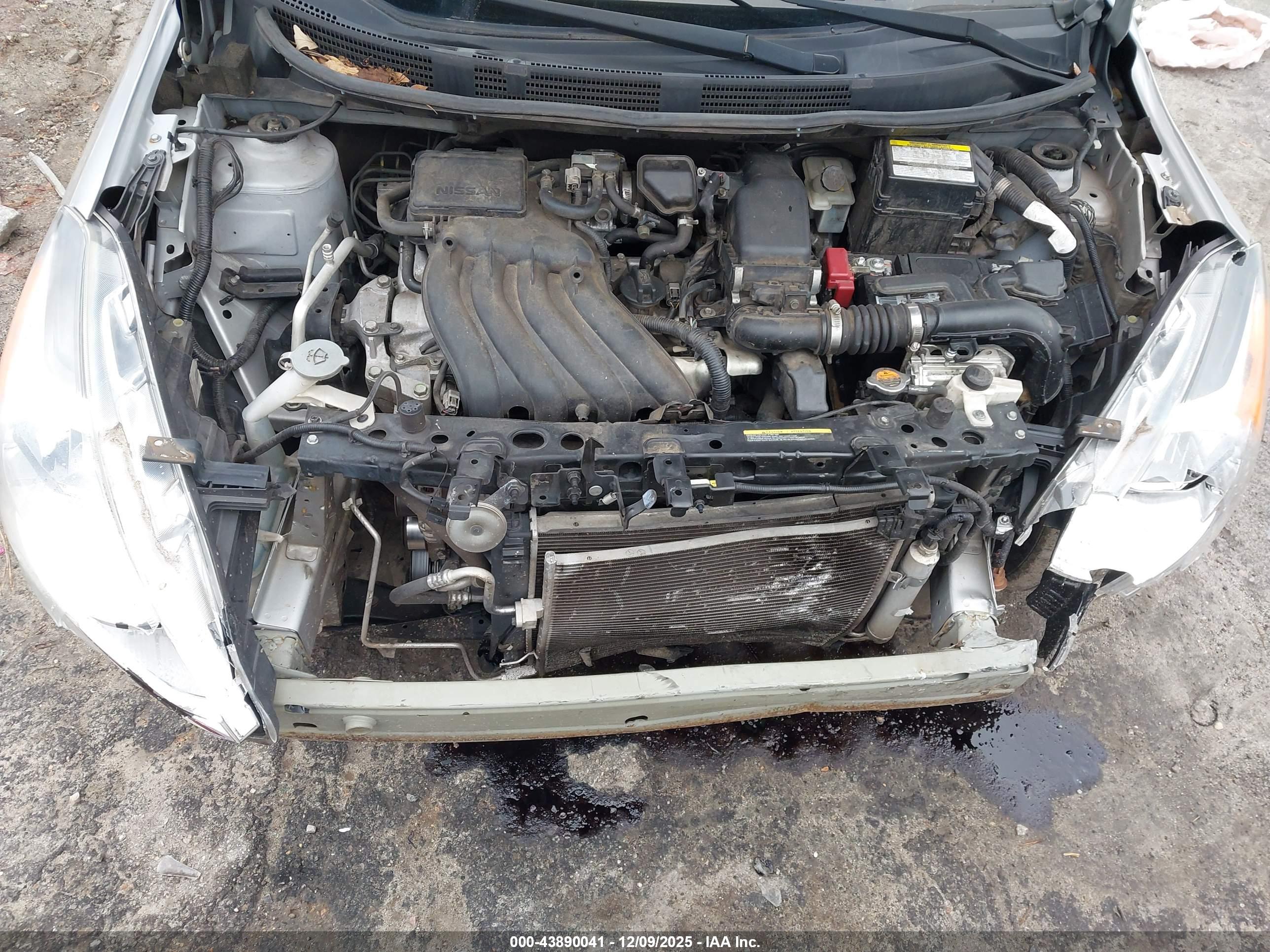 NISSAN VERSA image 10