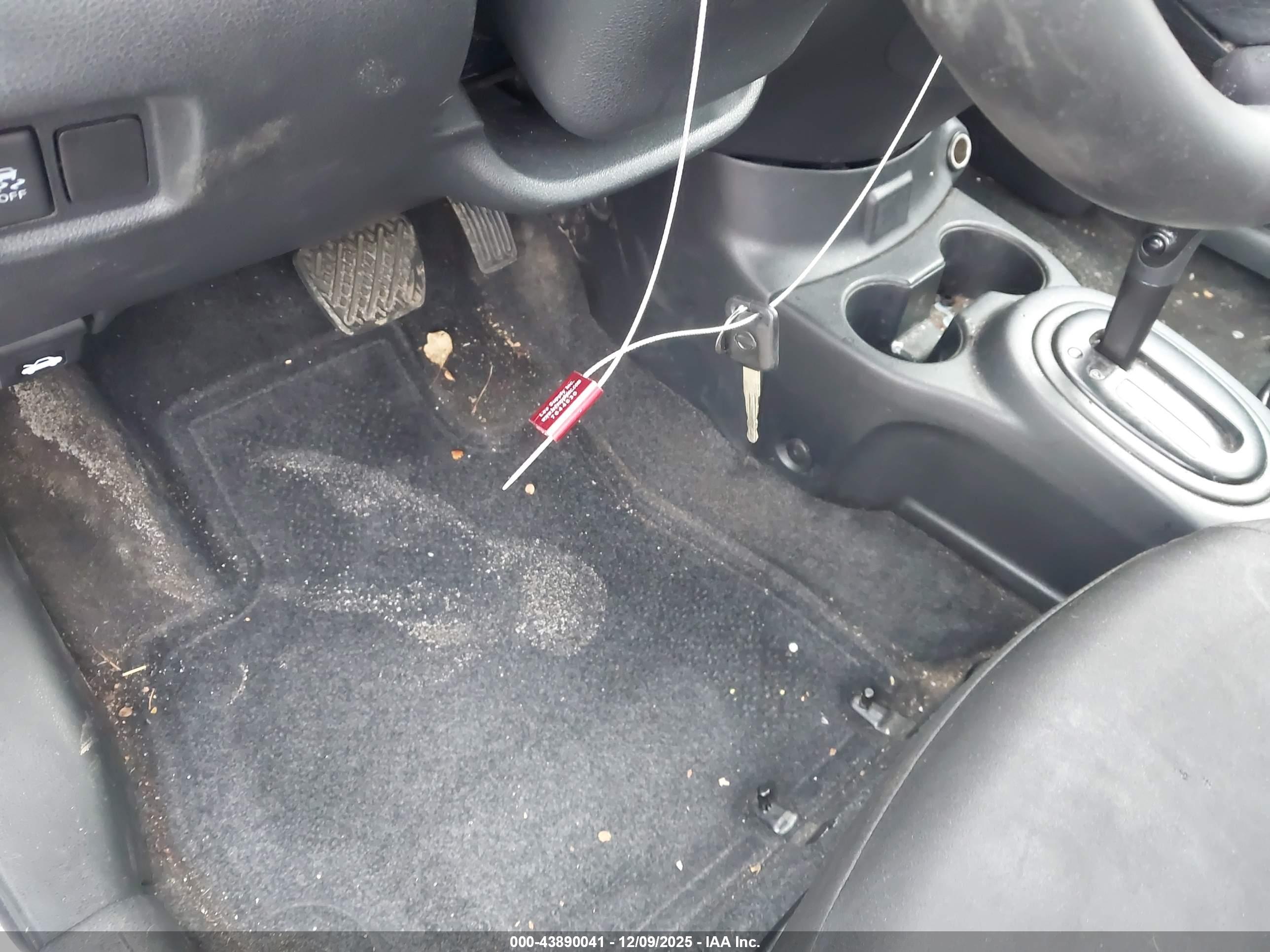NISSAN VERSA image 11
