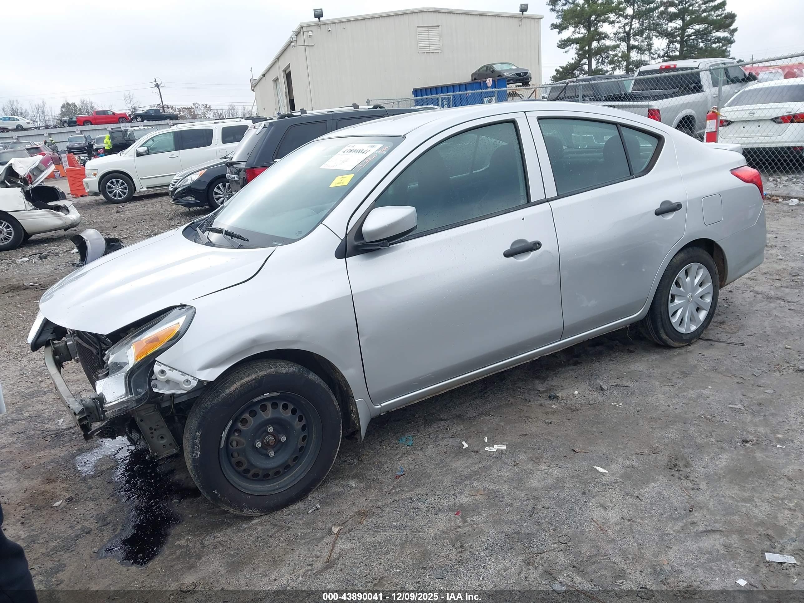 NISSAN VERSA image 2