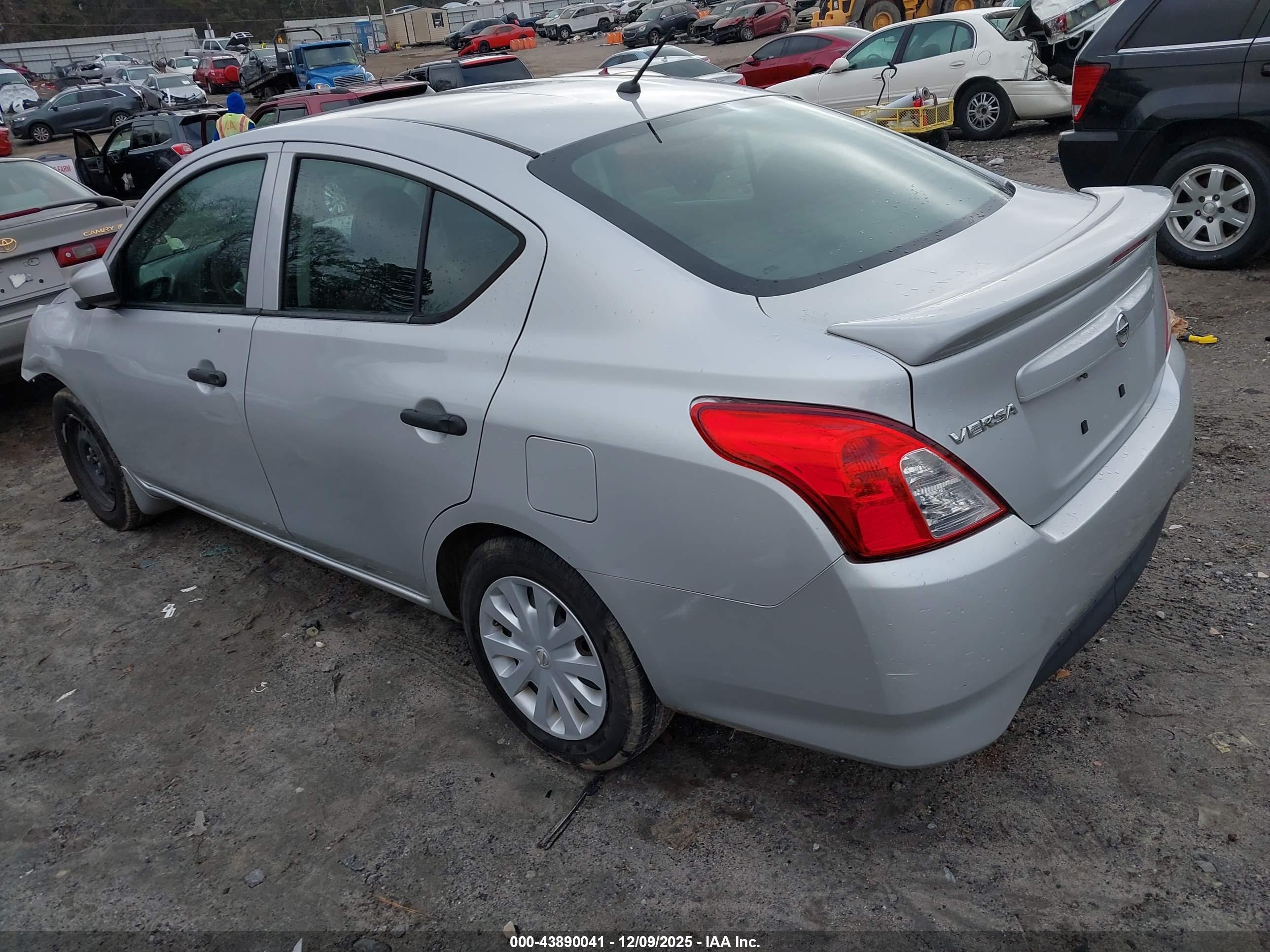NISSAN VERSA image 3