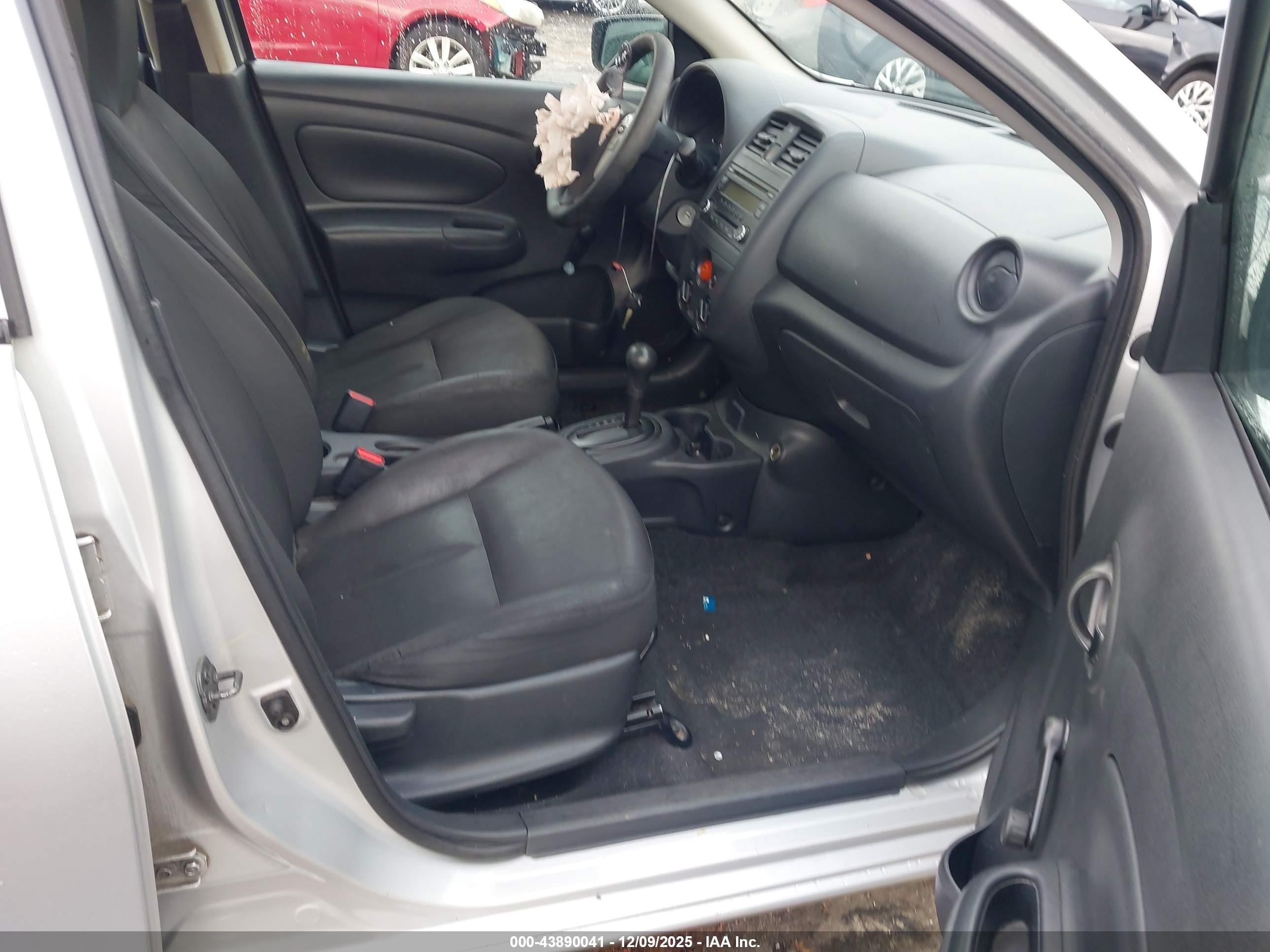 NISSAN VERSA image 5