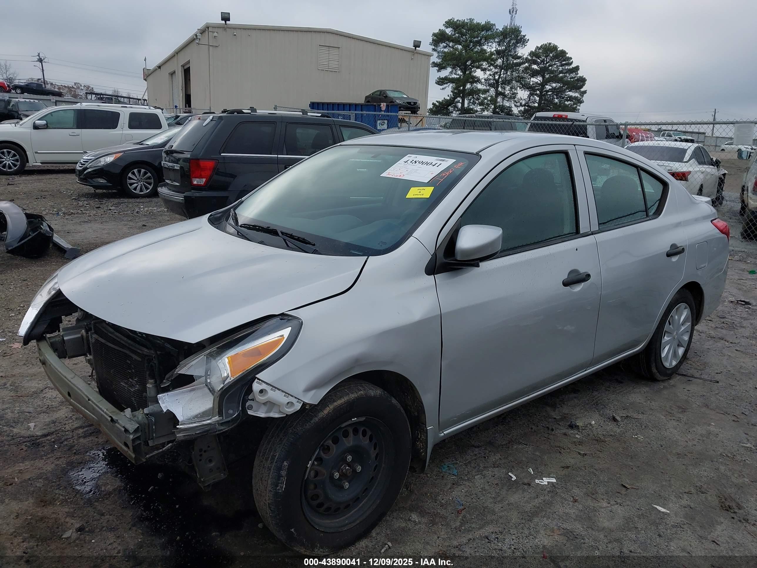 NISSAN VERSA image 6