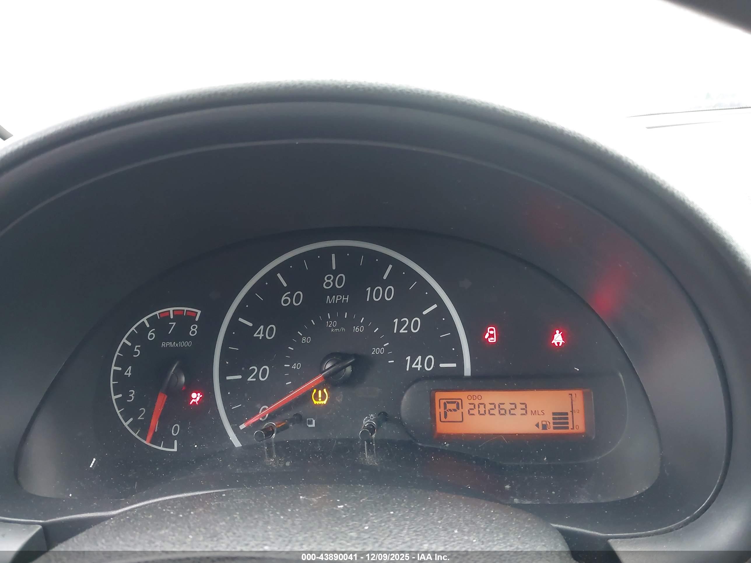 NISSAN VERSA image 7