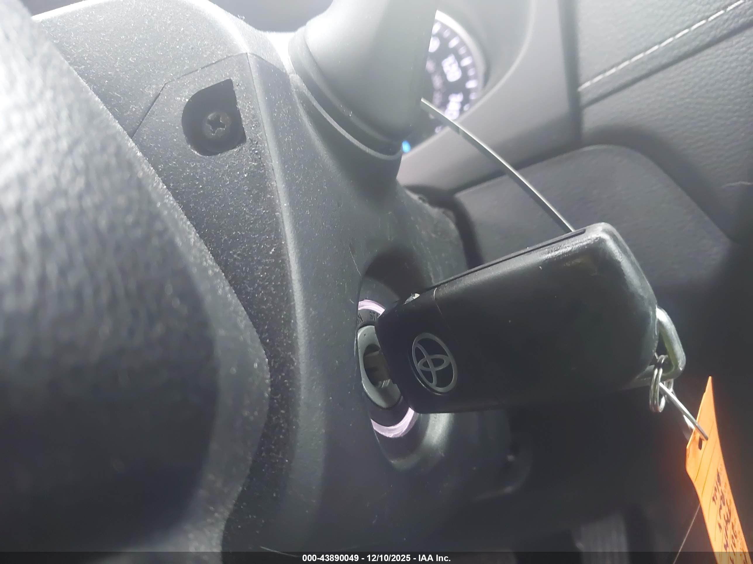 TOYOTA RAV4 image 11