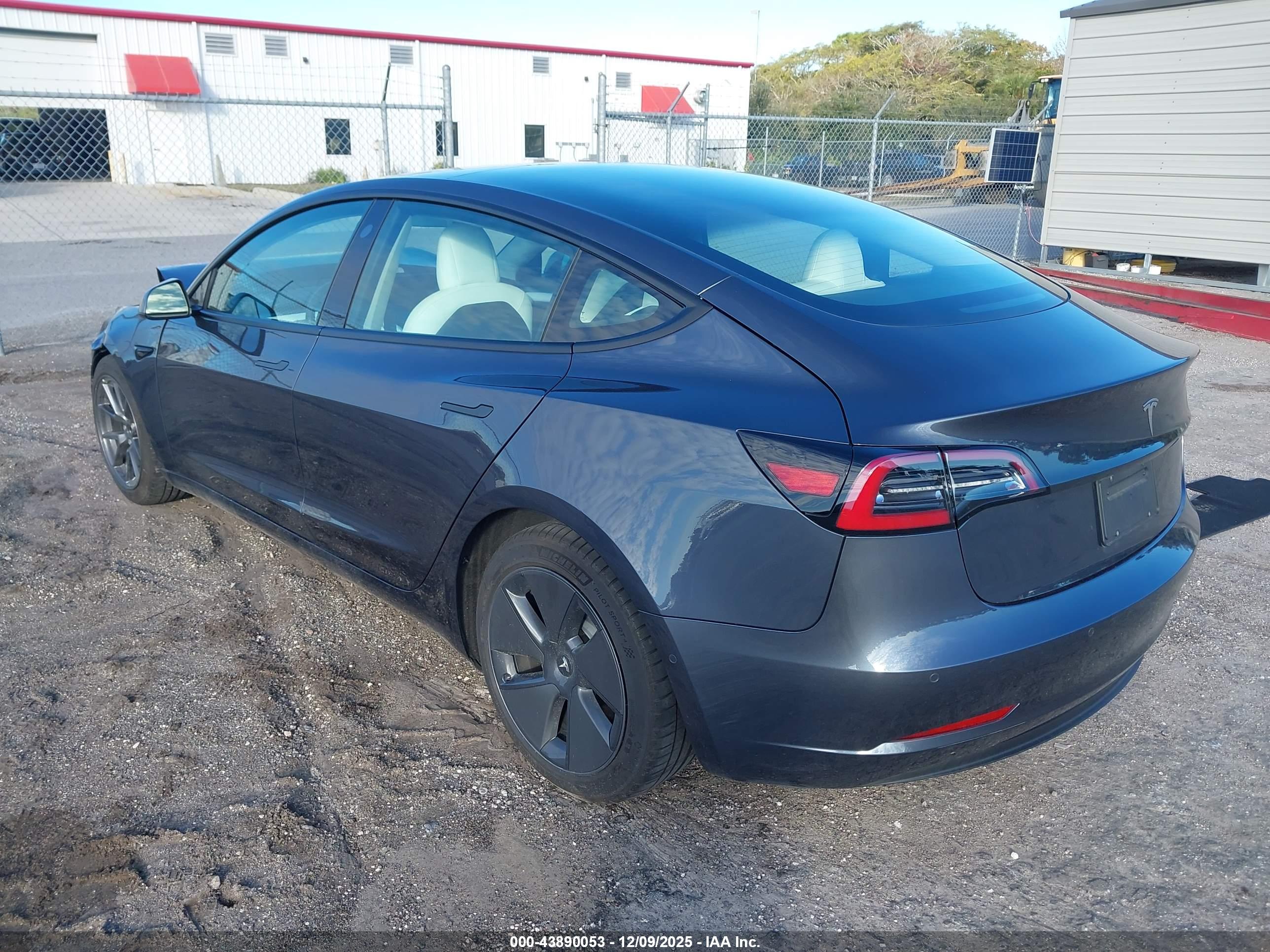 TESLA MODEL image 3