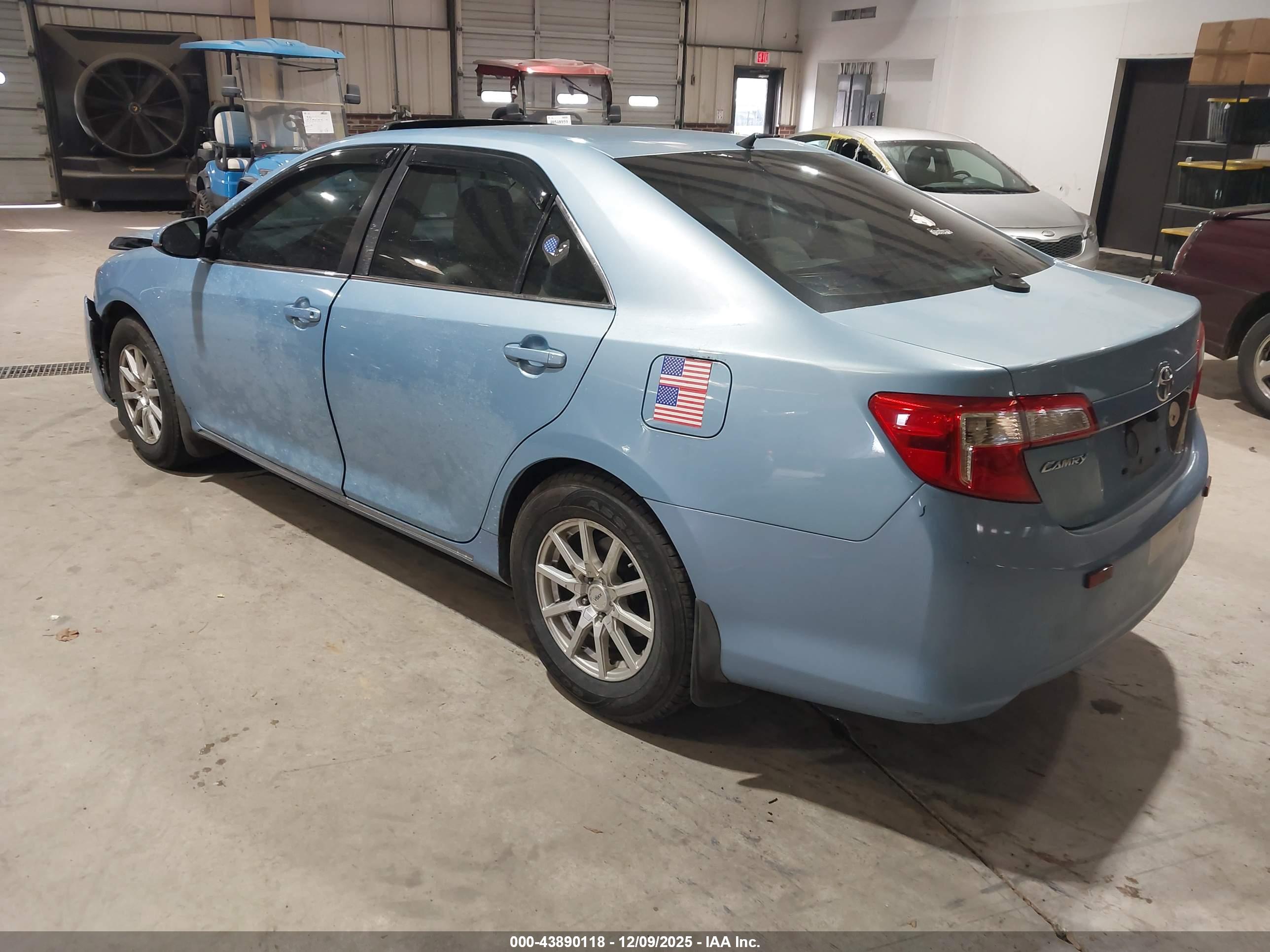 TOYOTA CAMRY image 3