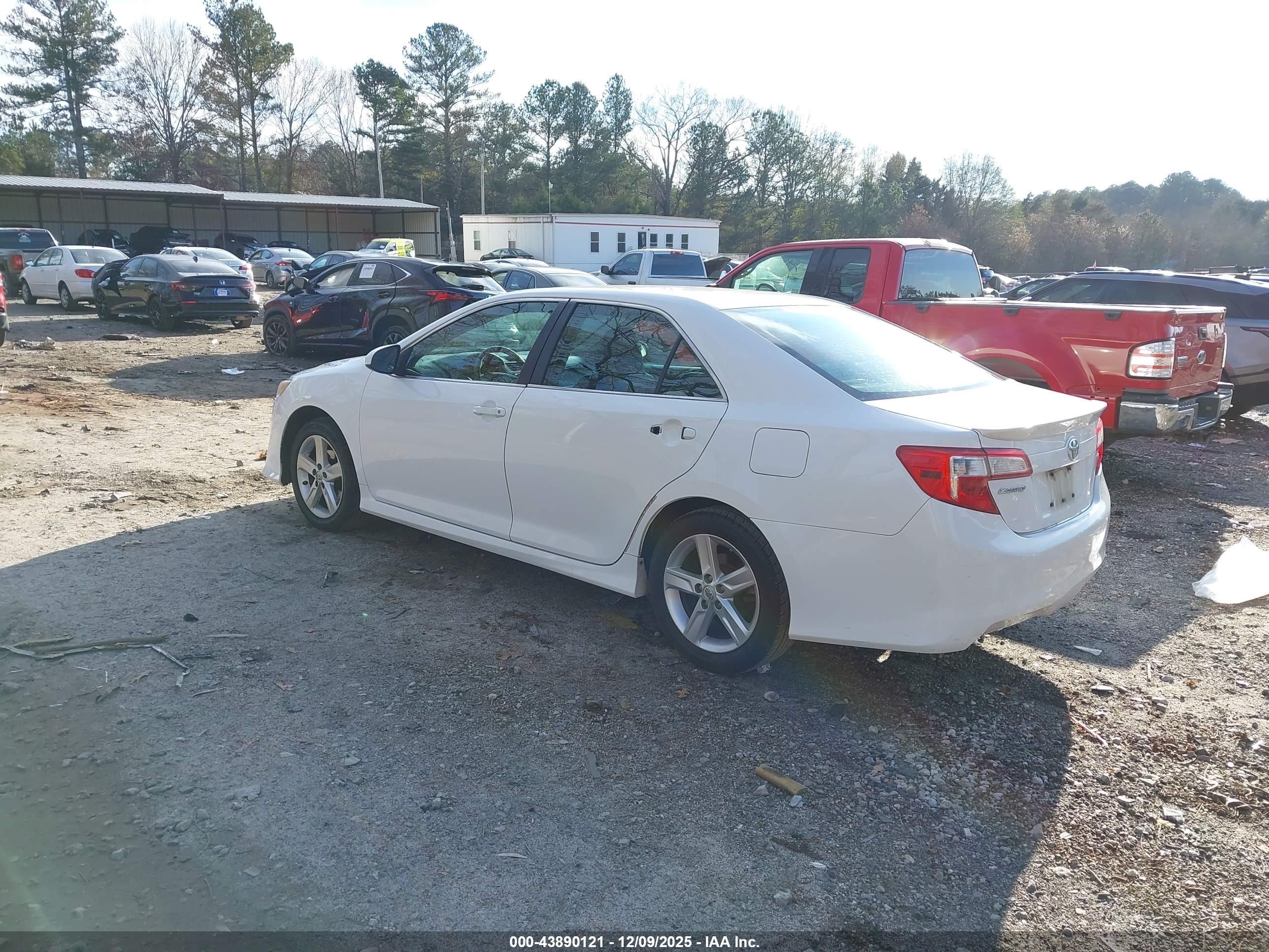 TOYOTA CAMRY image 3