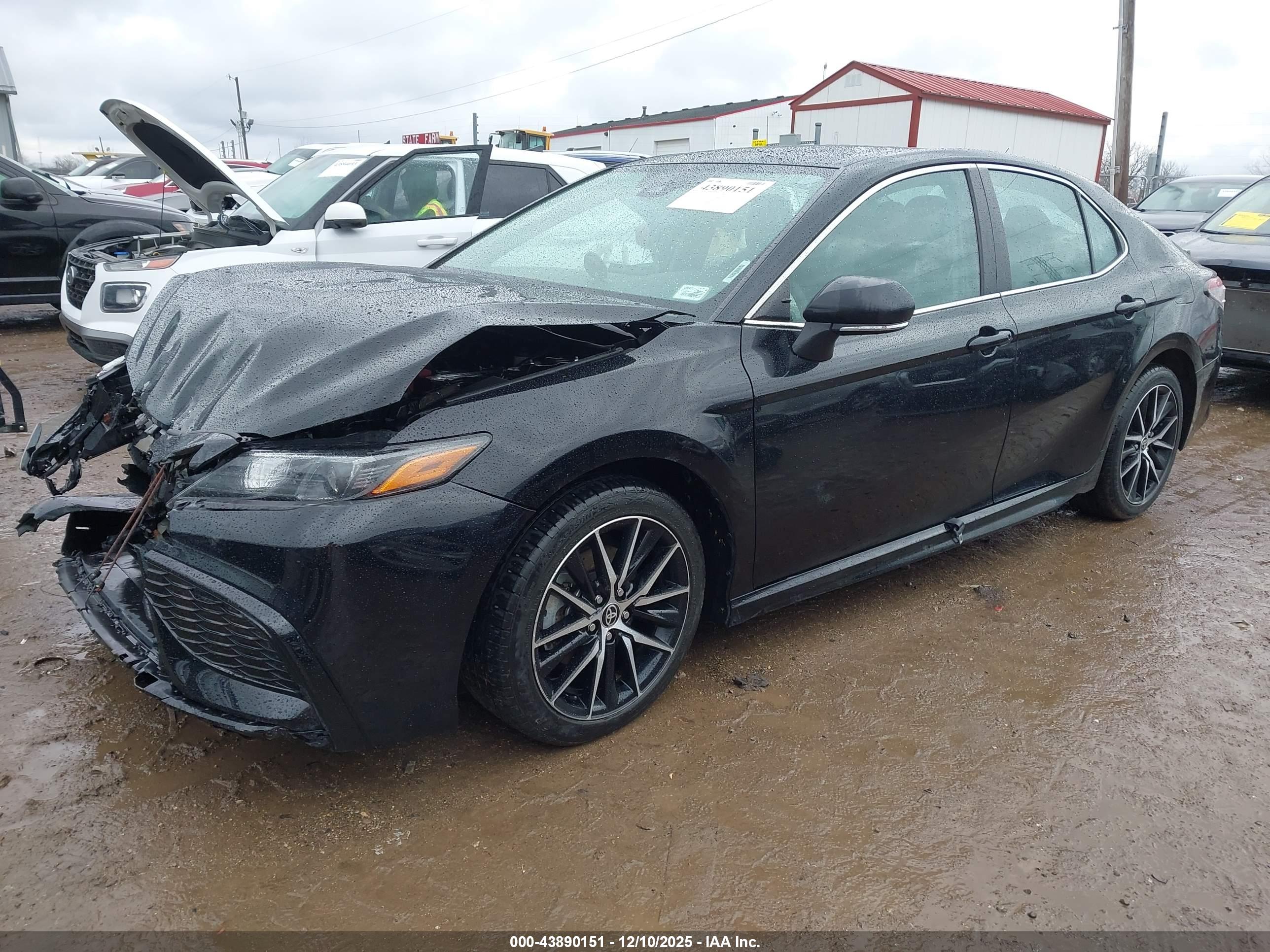 TOYOTA CAMRY image 2