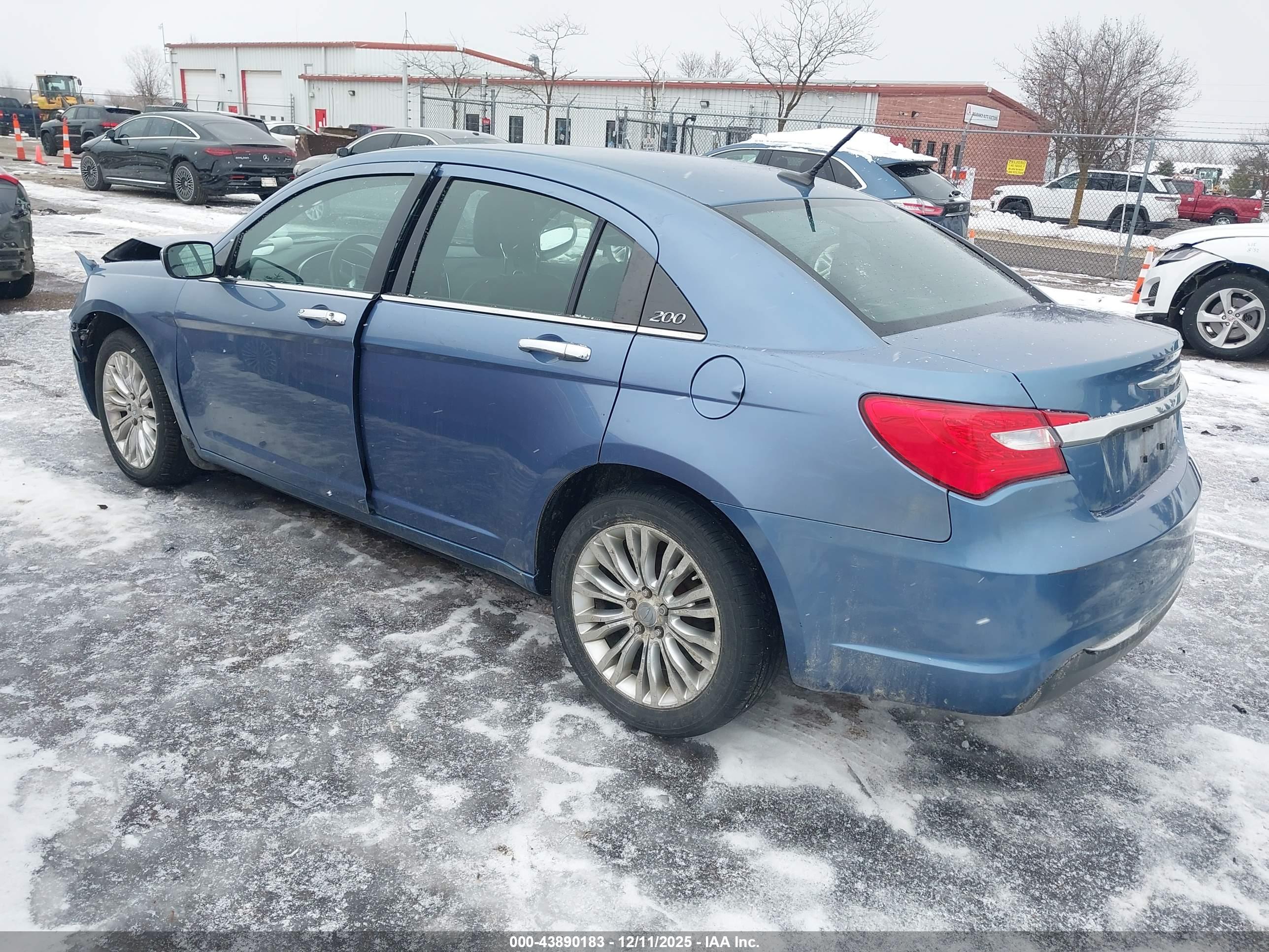 CHRYSLER 200 image 3