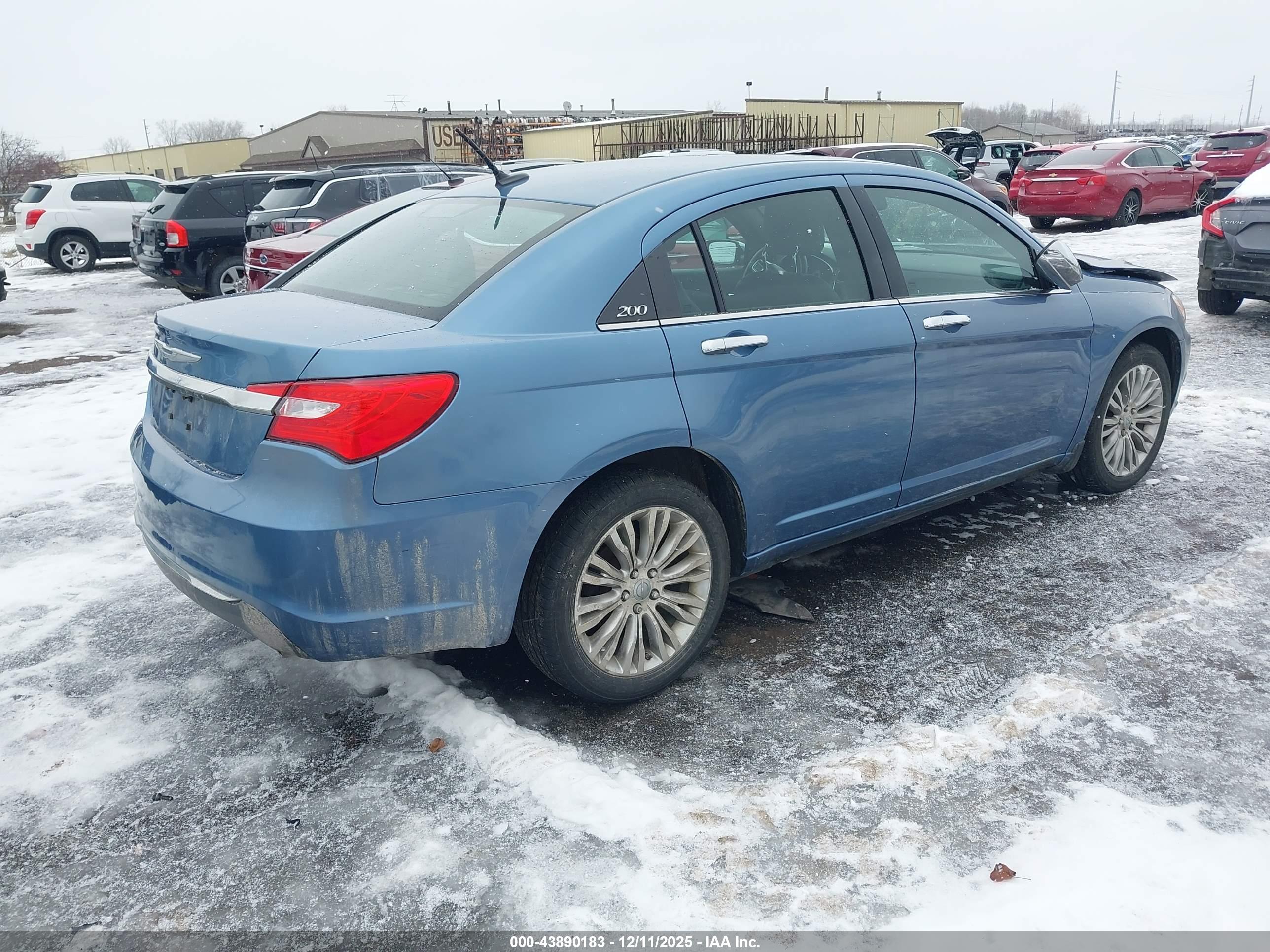 CHRYSLER 200 image 4