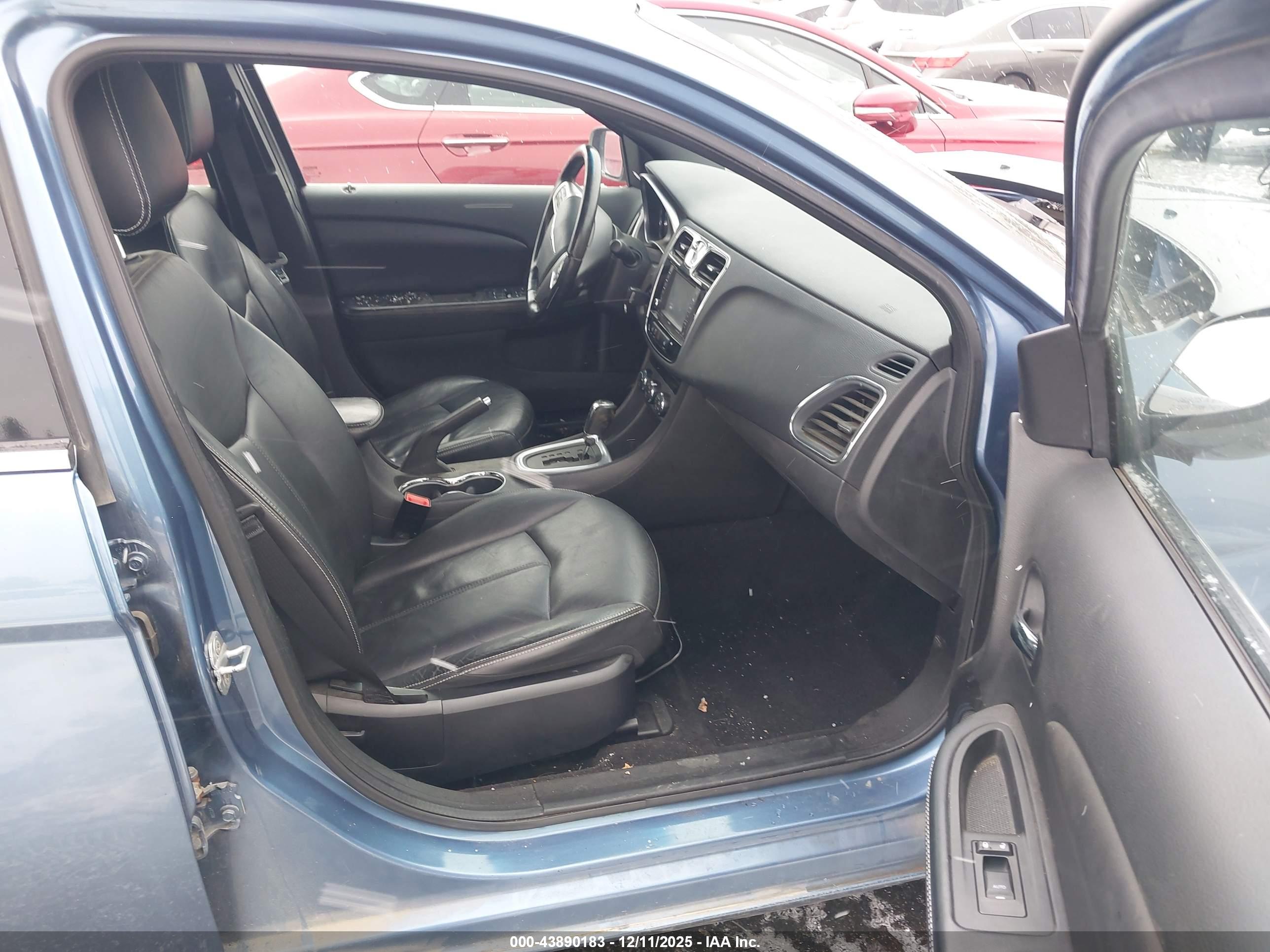 CHRYSLER 200 image 5