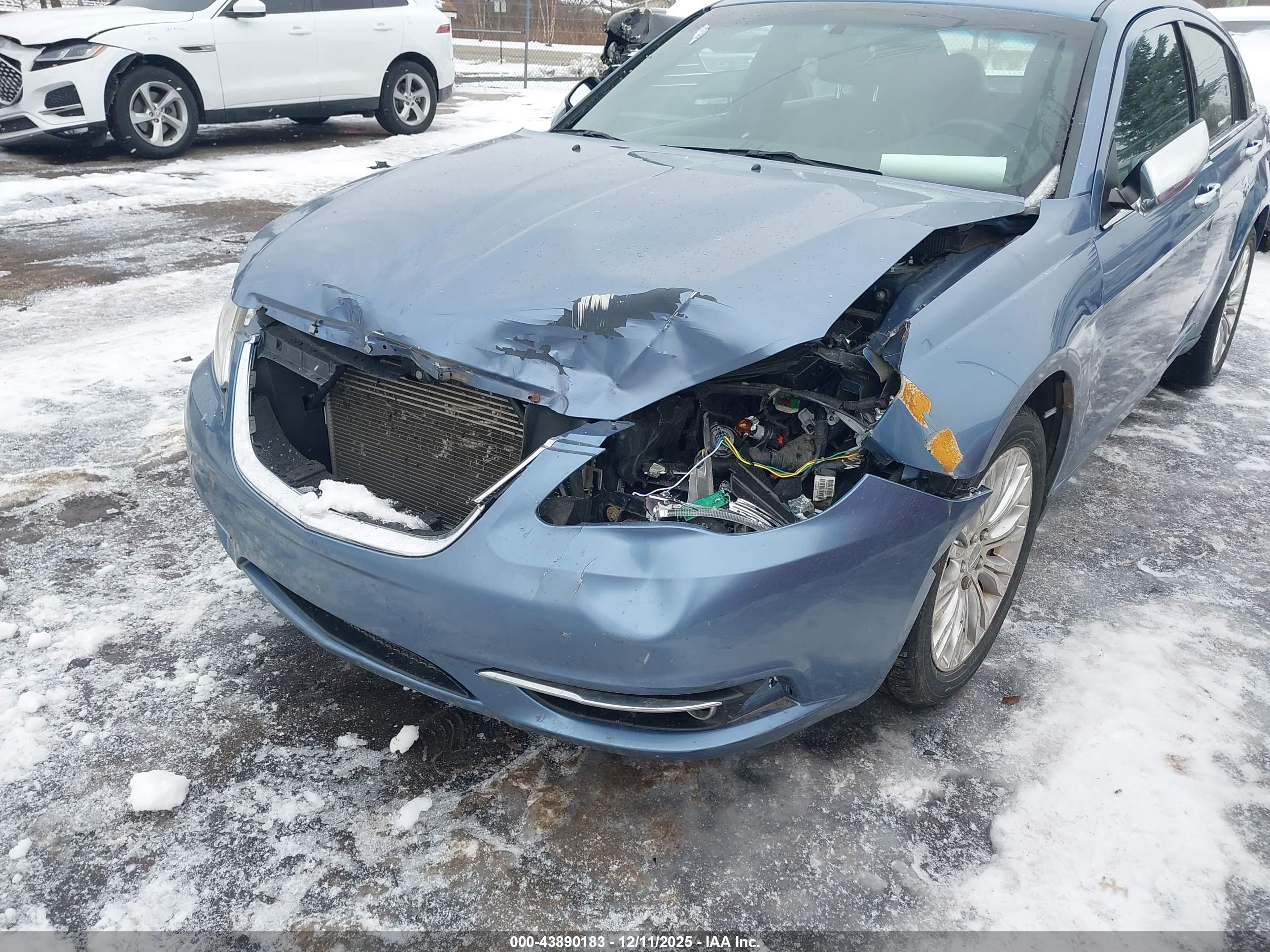 CHRYSLER 200 image 6