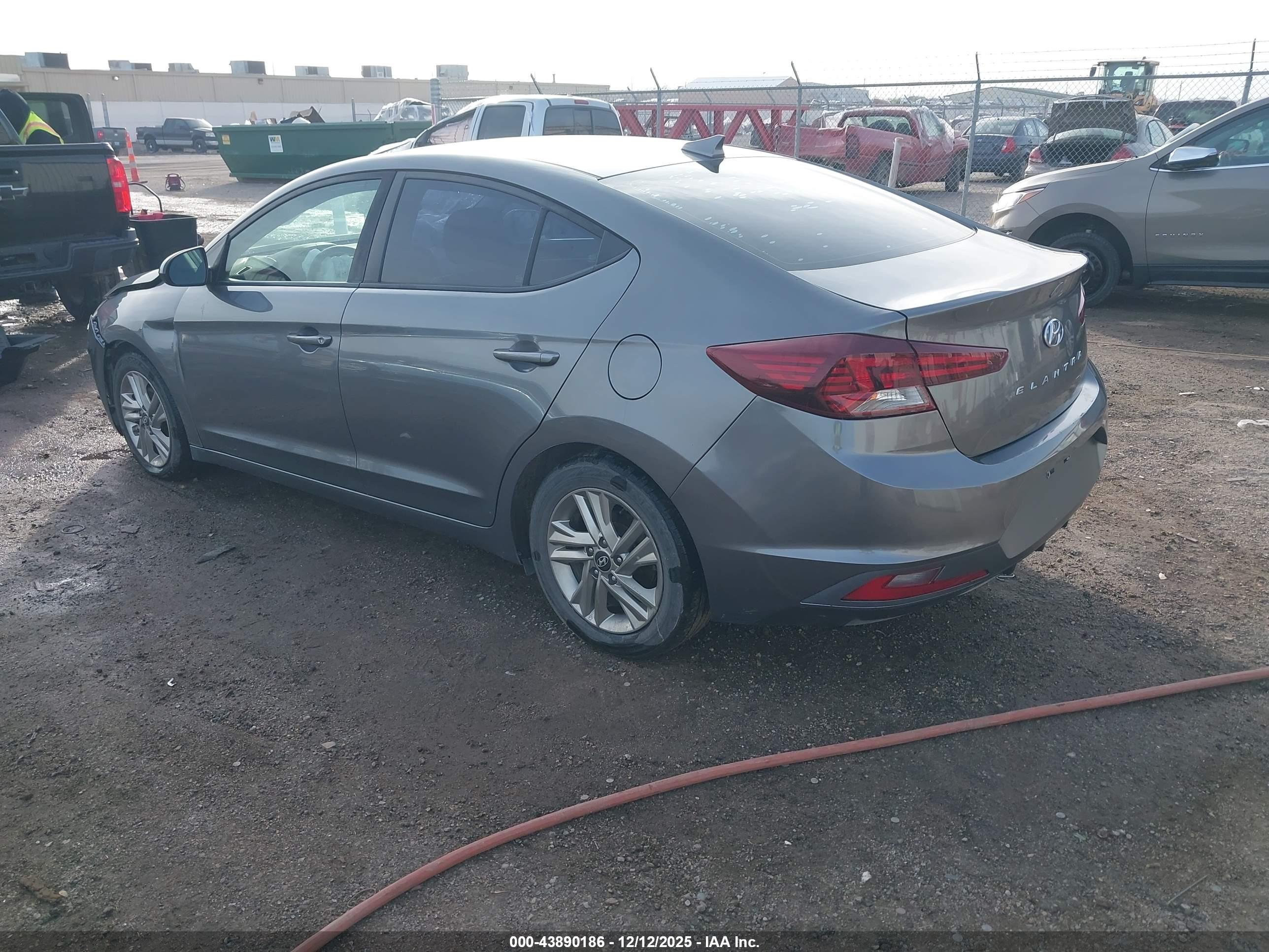 HYUNDAI ELANTRA image 3