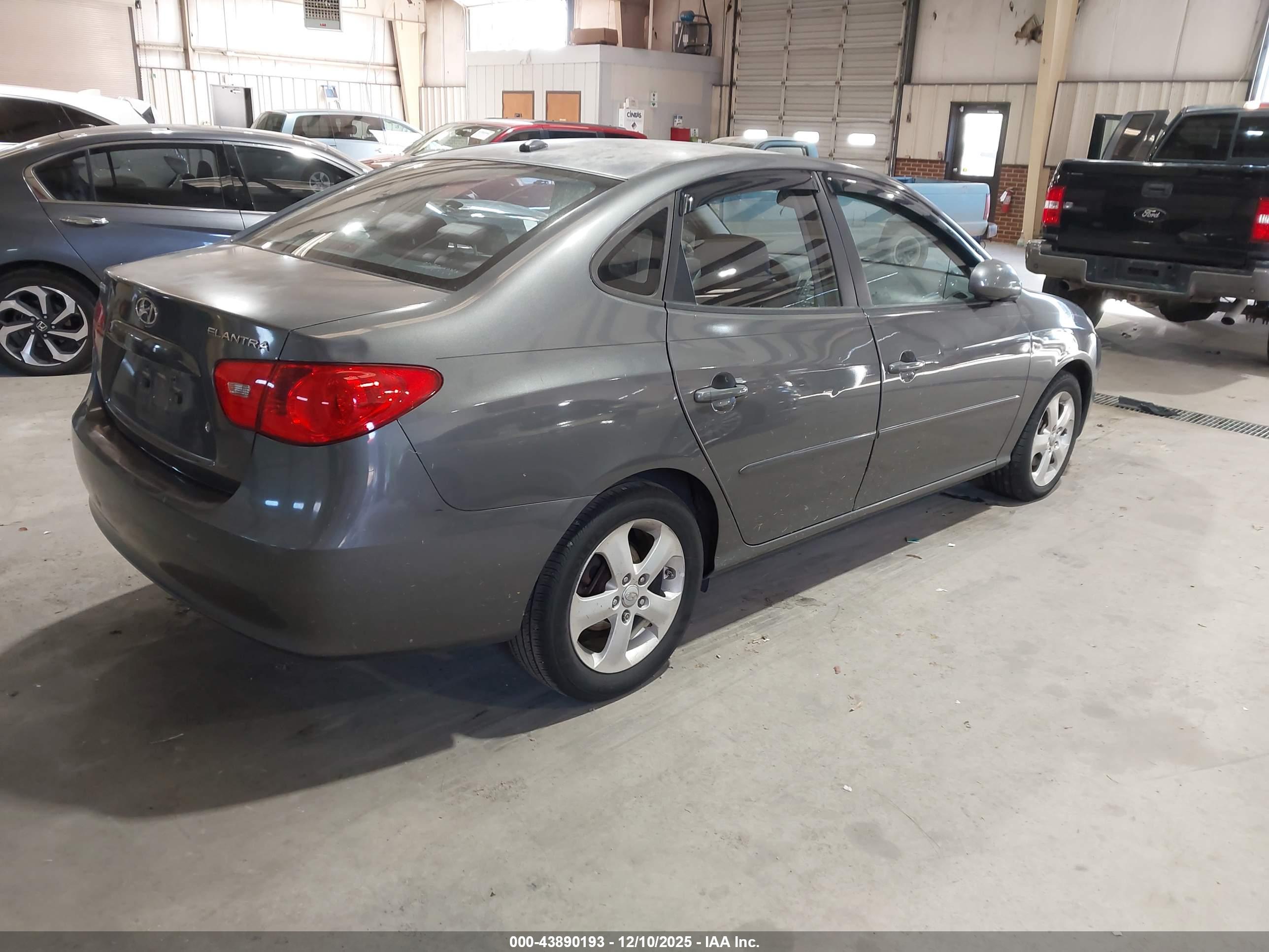 HYUNDAI ELANTRA image 4