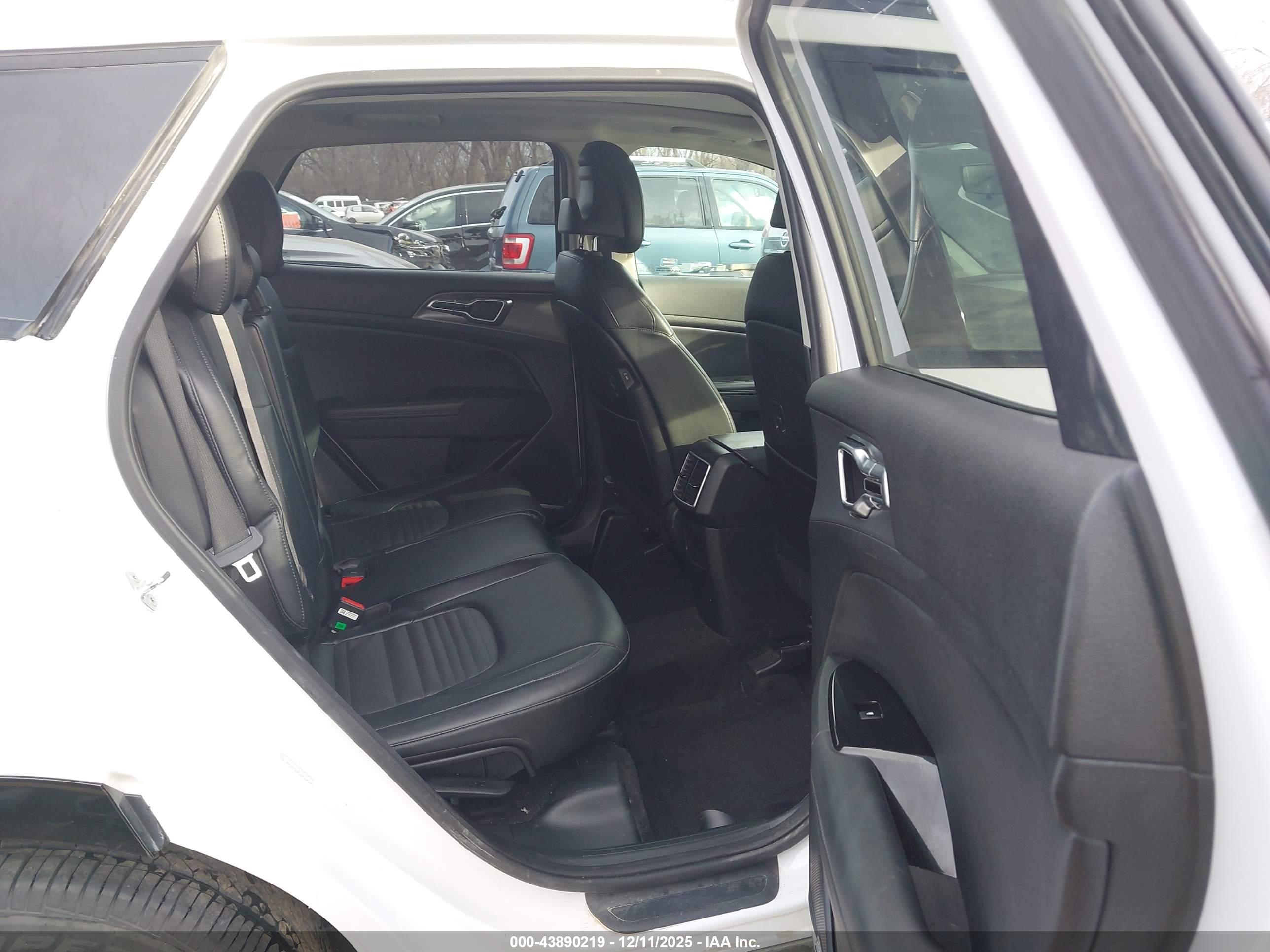 KIA SPORTAGE image 8