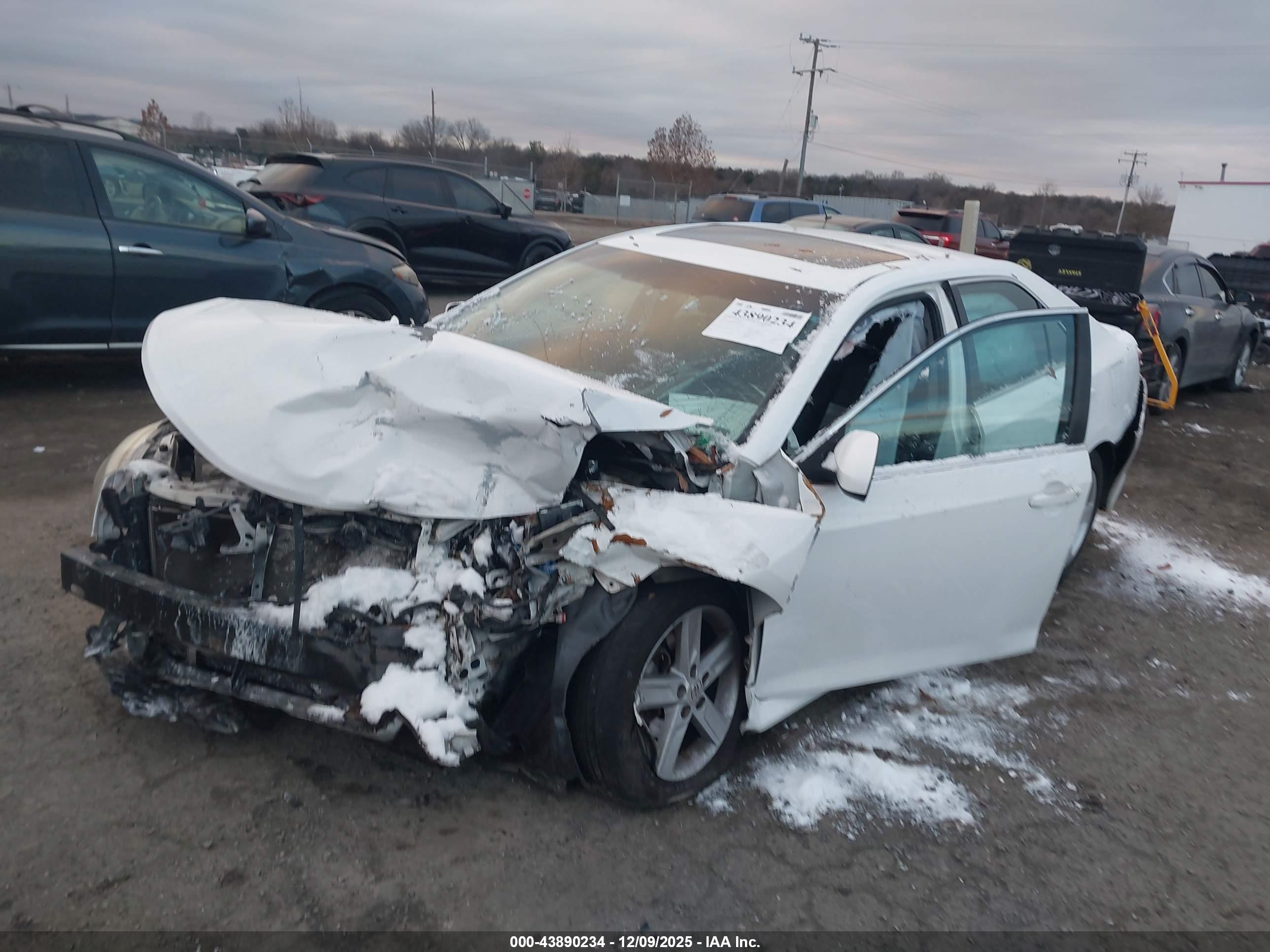 TOYOTA CAMRY image 2