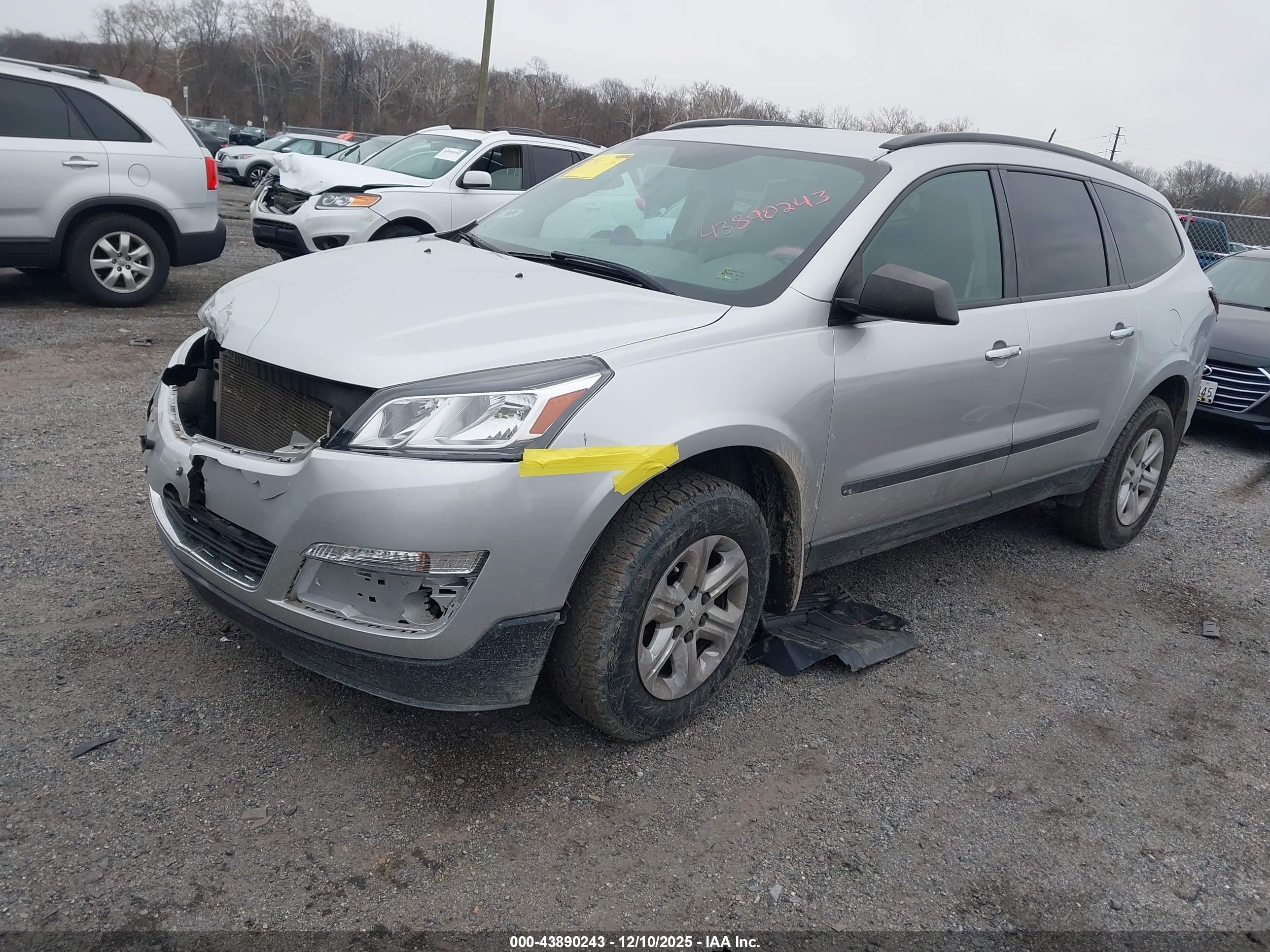 CHEVROLET TRAVERSE image 2