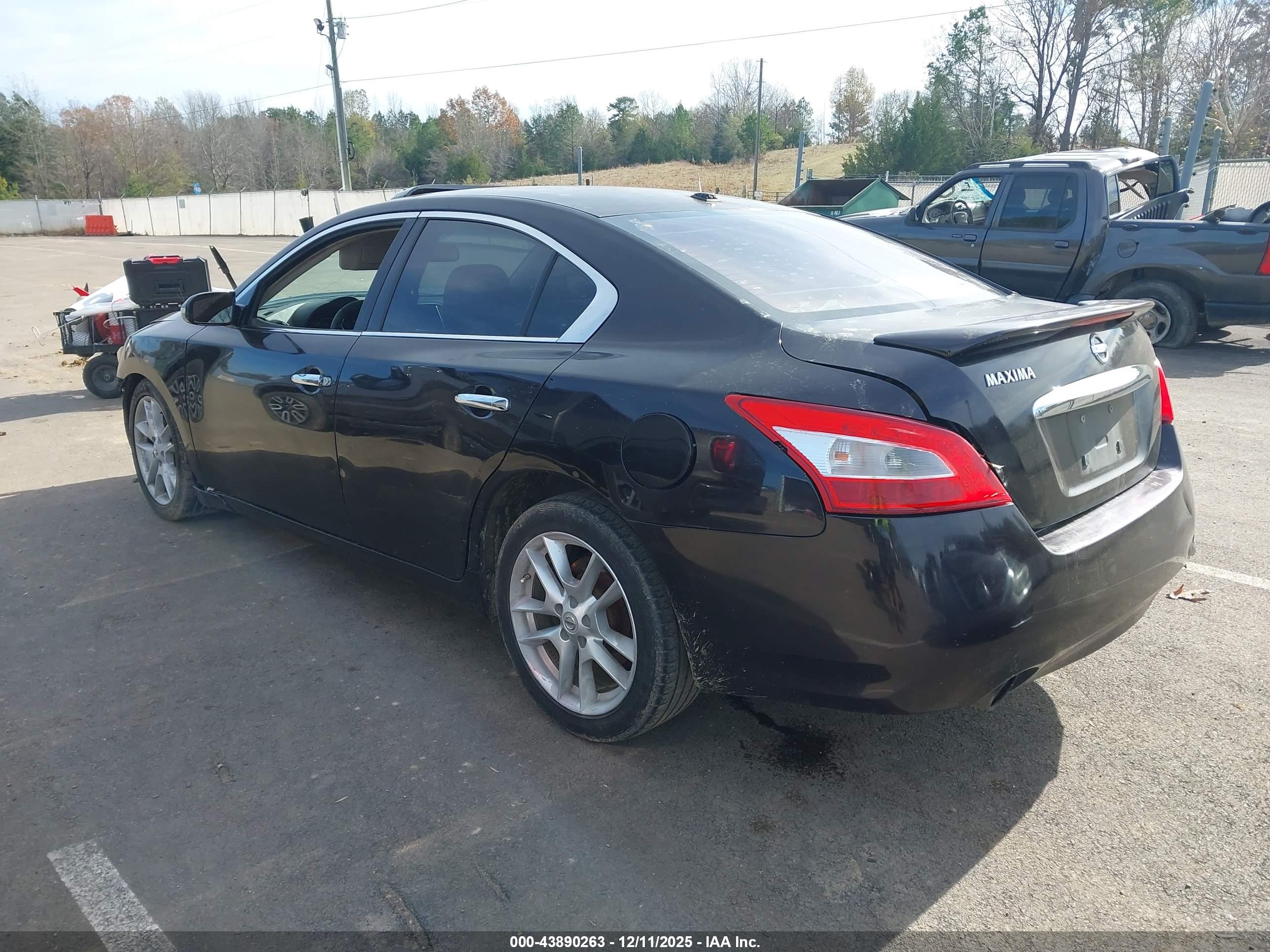 NISSAN MAXIMA image 3