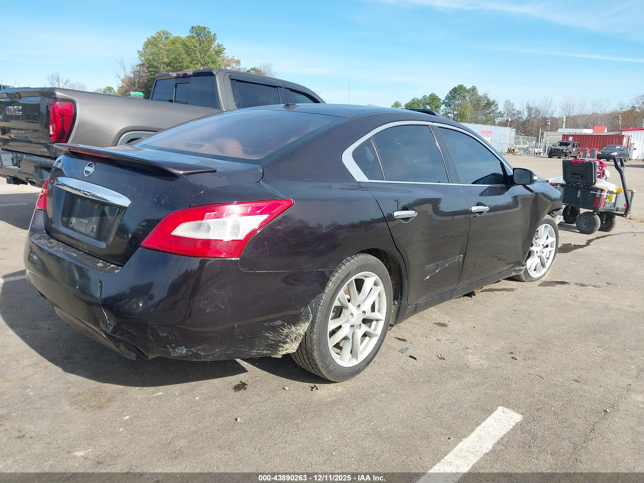 NISSAN MAXIMA image 4