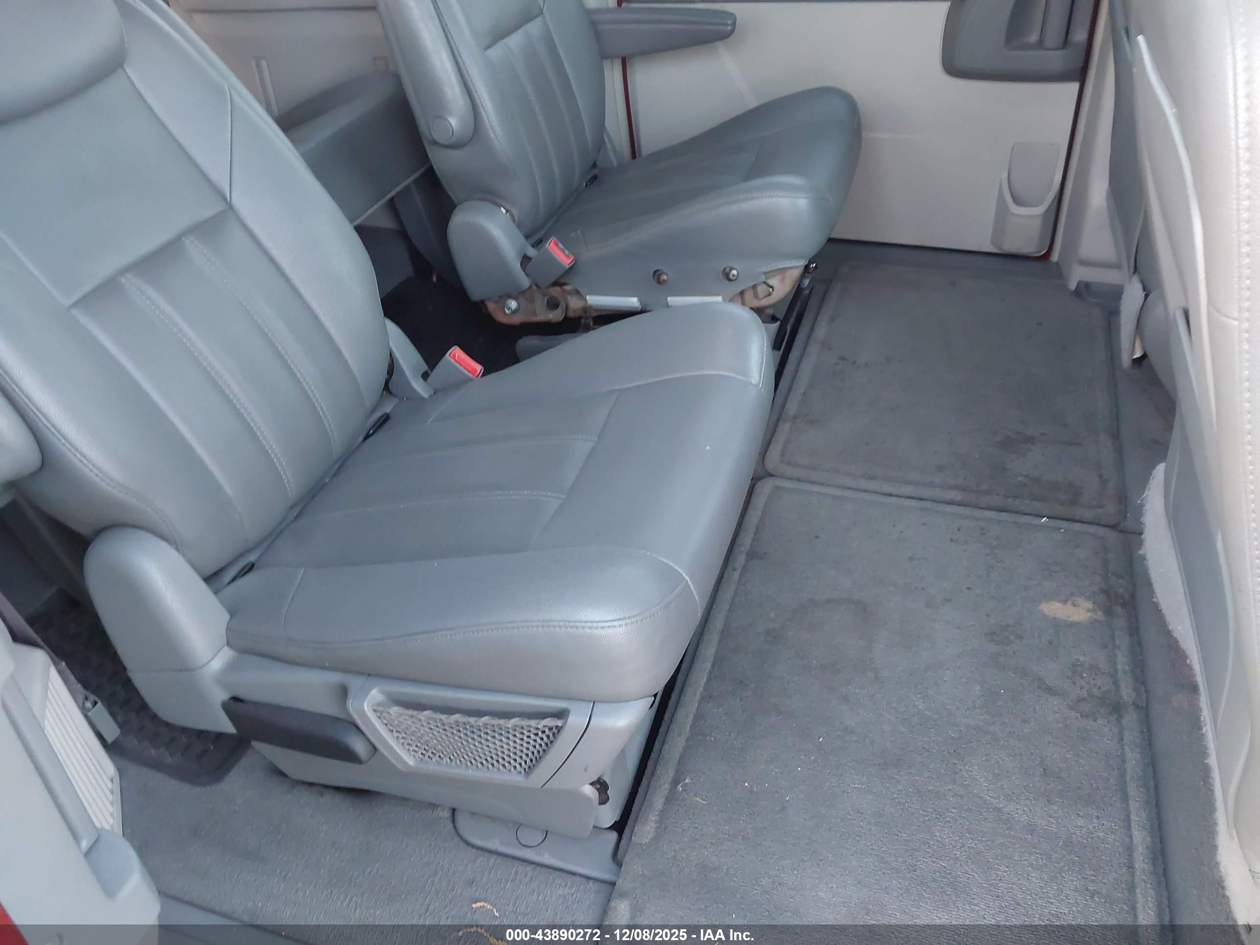 CHRYSLER TOWN image 8