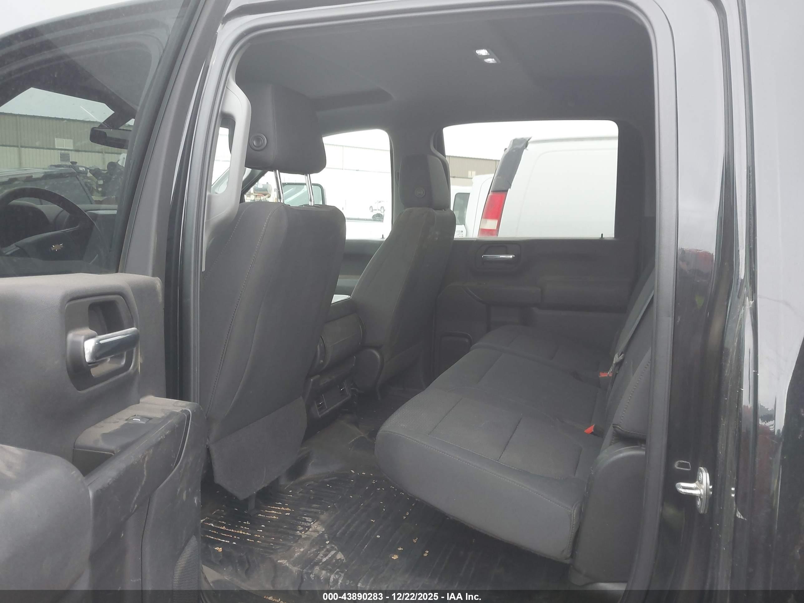 CHEVROLET SILVERADO image 8