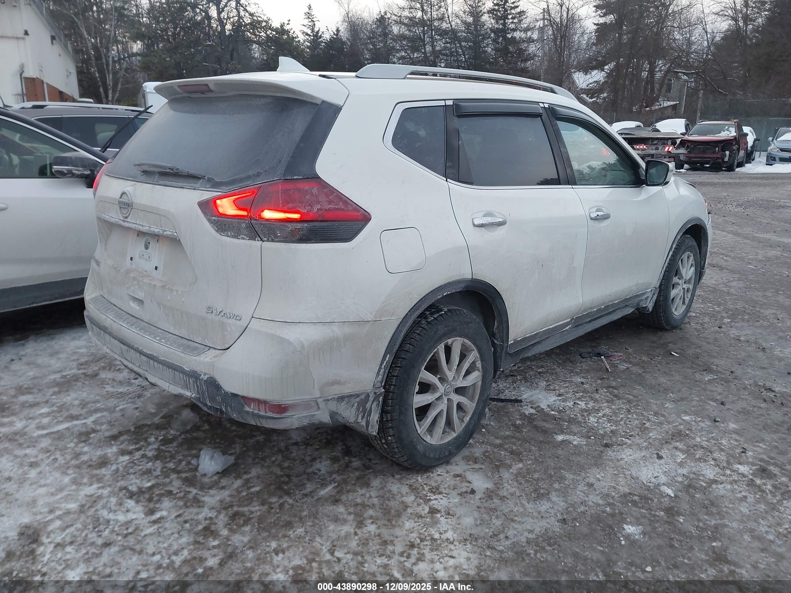 NISSAN ROGUE image 4