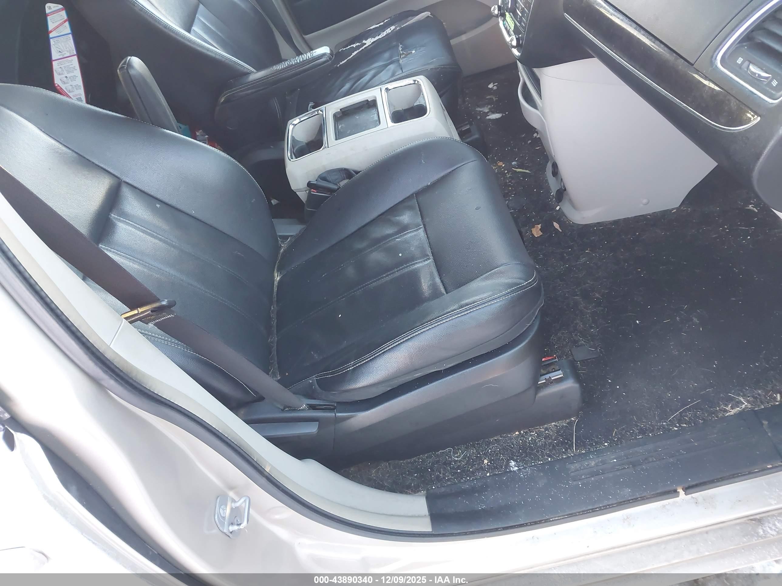 CHRYSLER TOWN image 5
