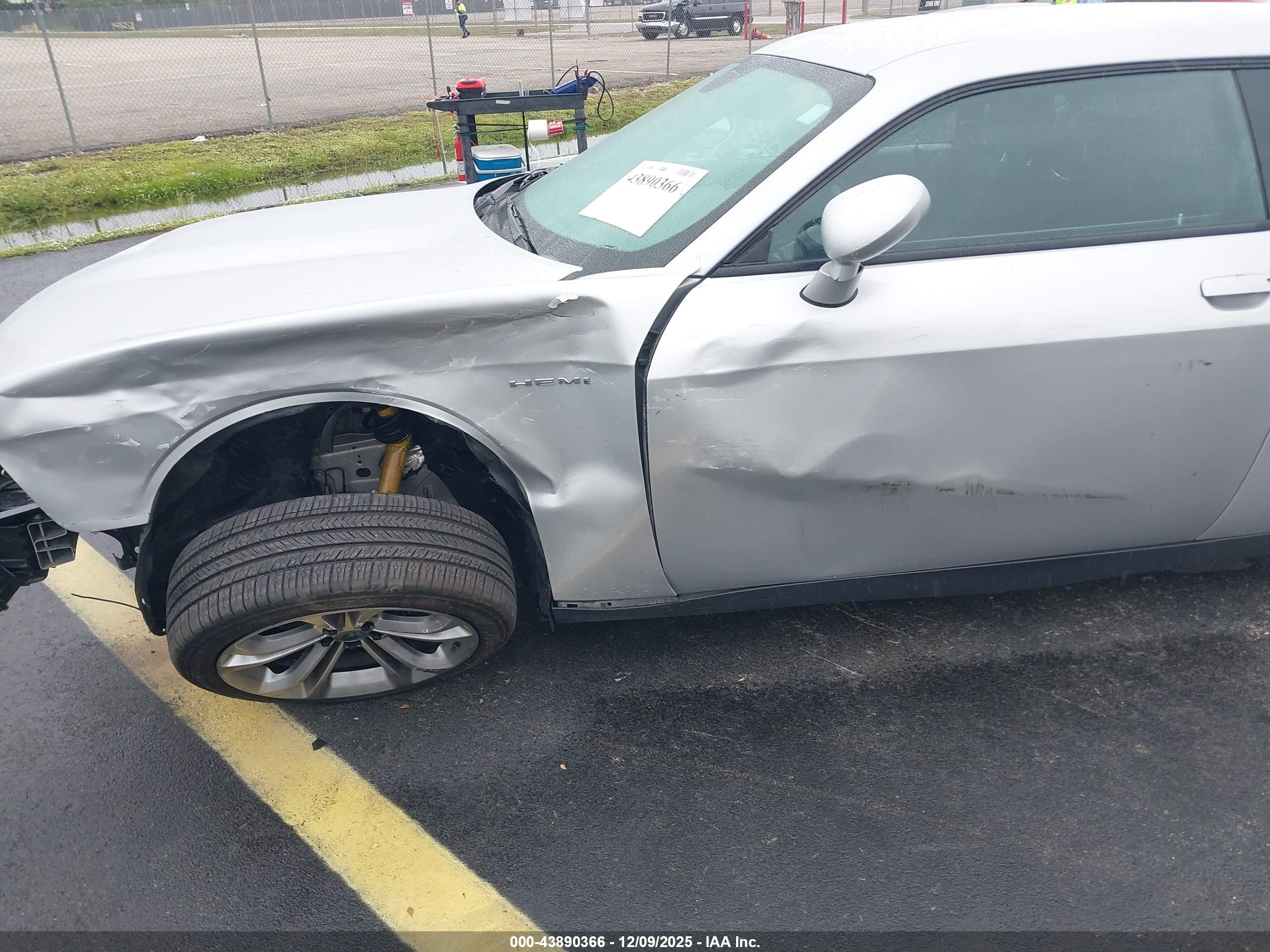 DODGE CHALLENGER image 6