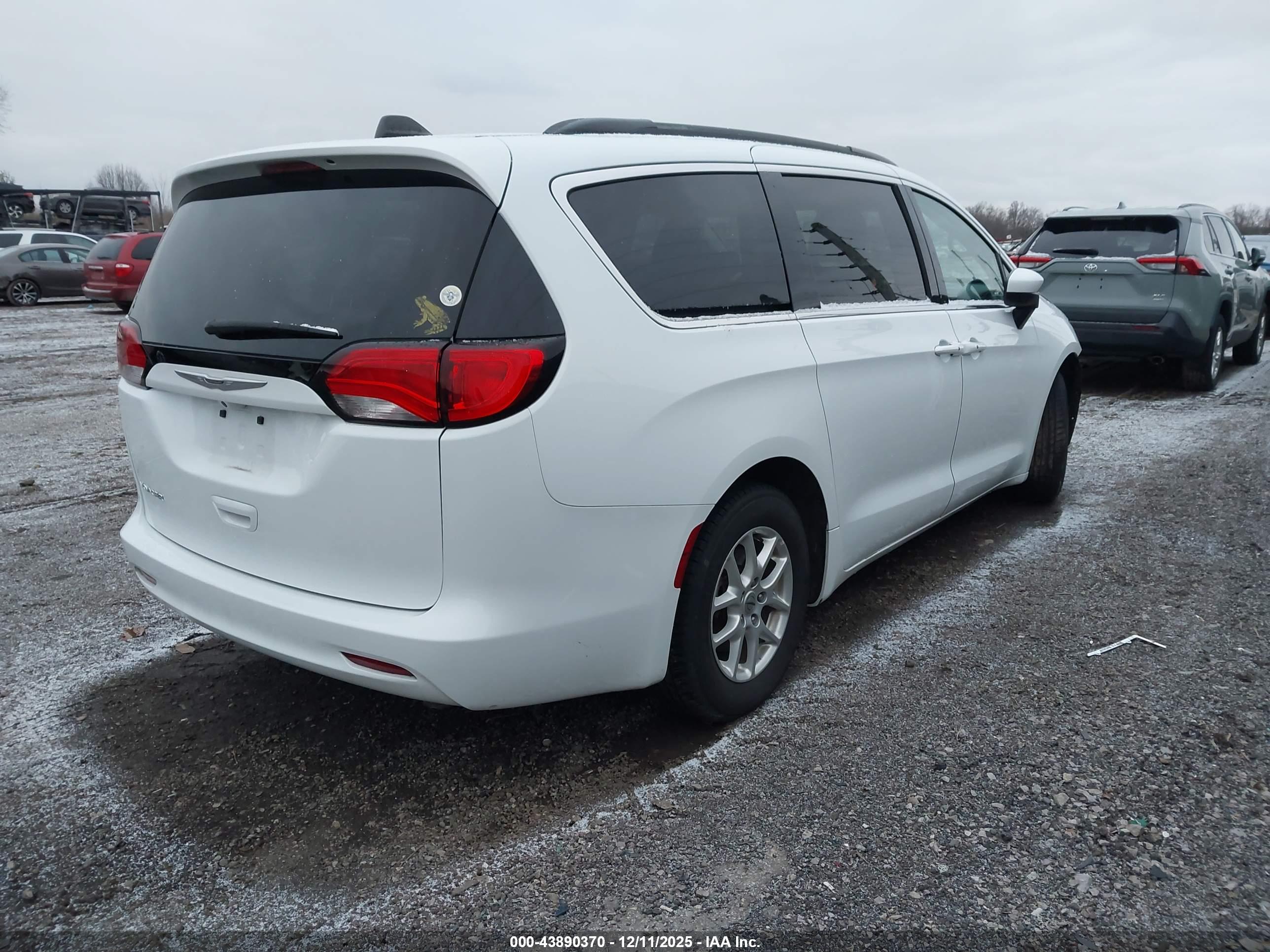 CHRYSLER VOYAGER image 4