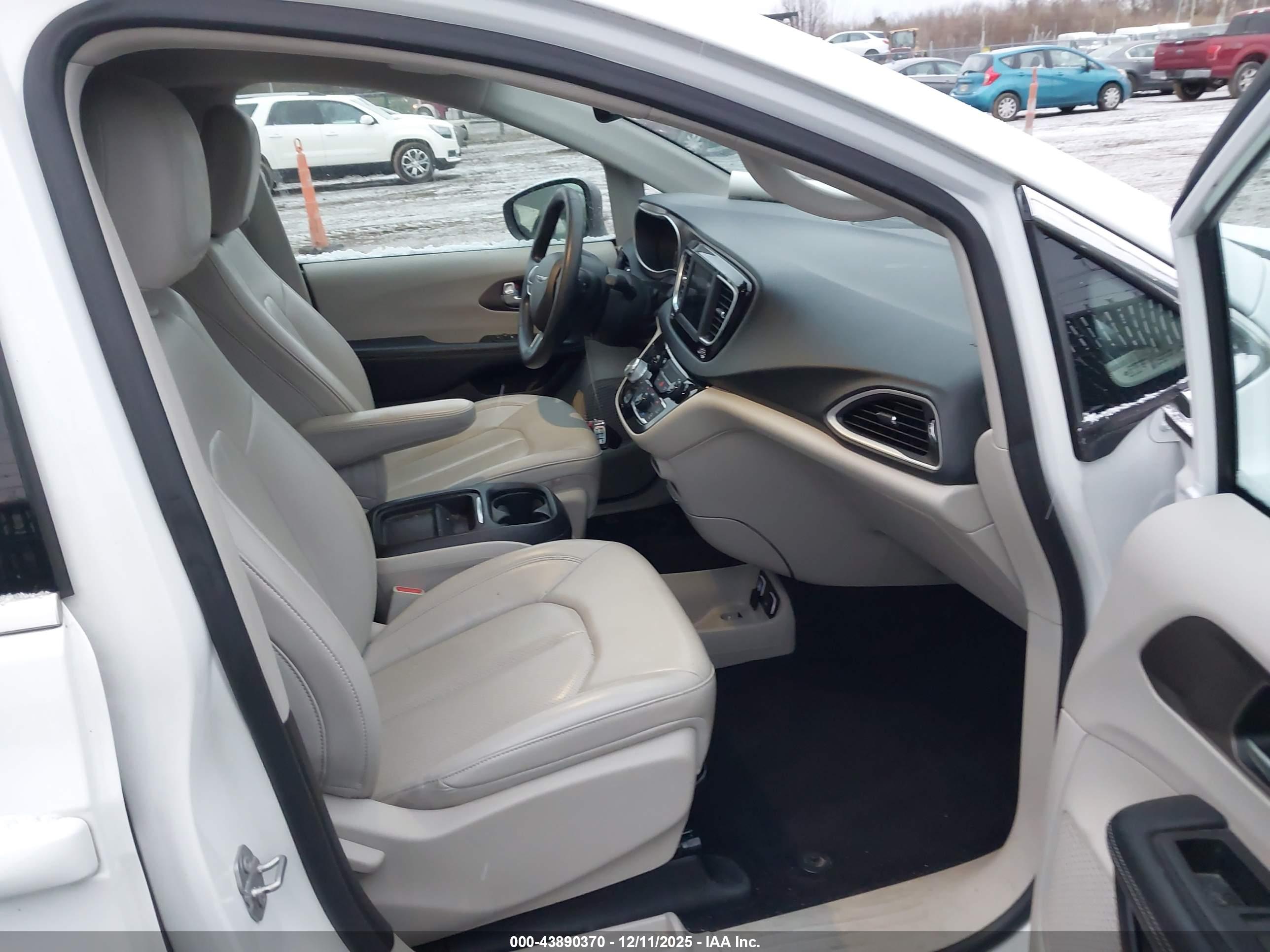 CHRYSLER VOYAGER image 5