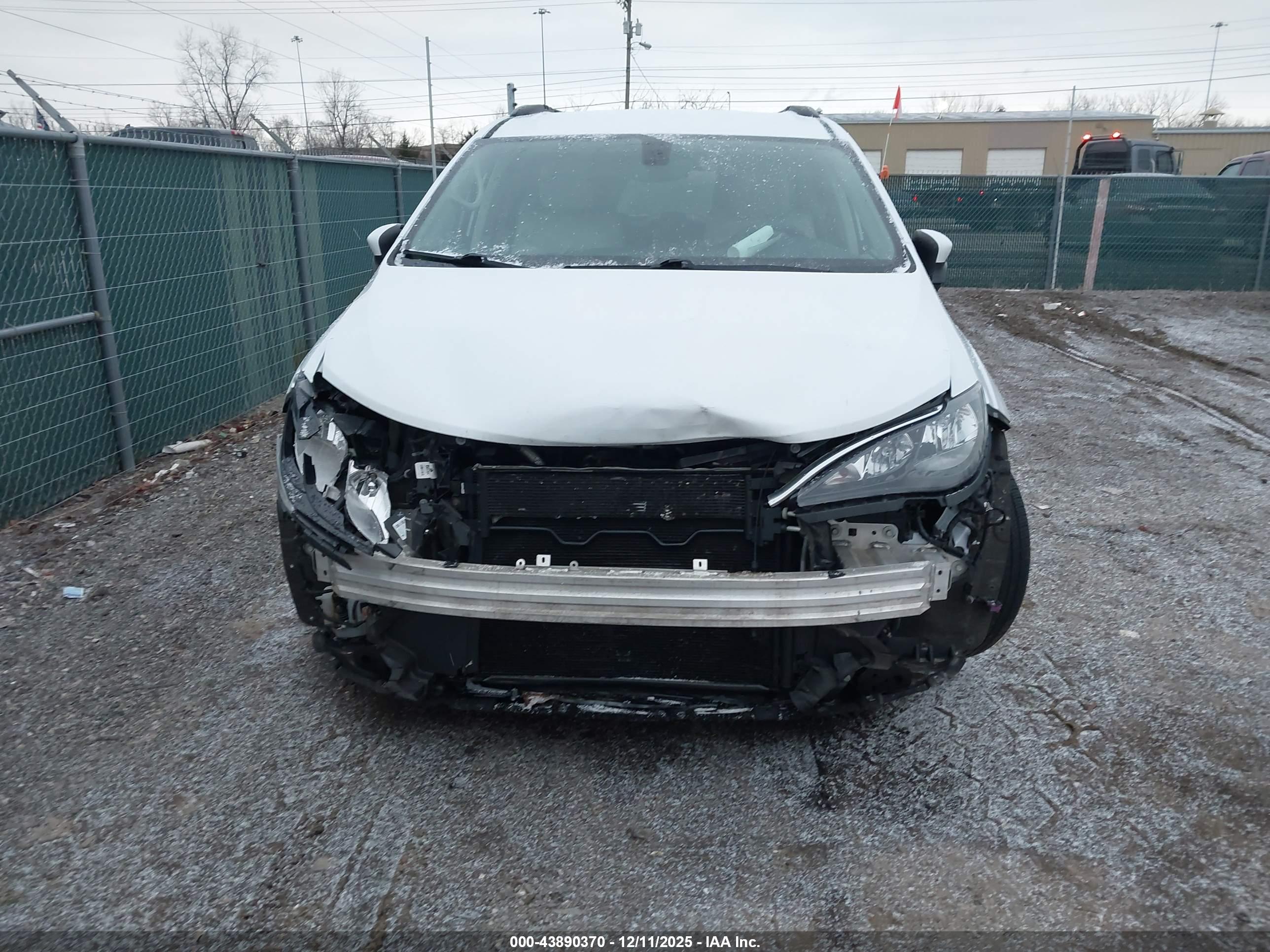 CHRYSLER VOYAGER image 6