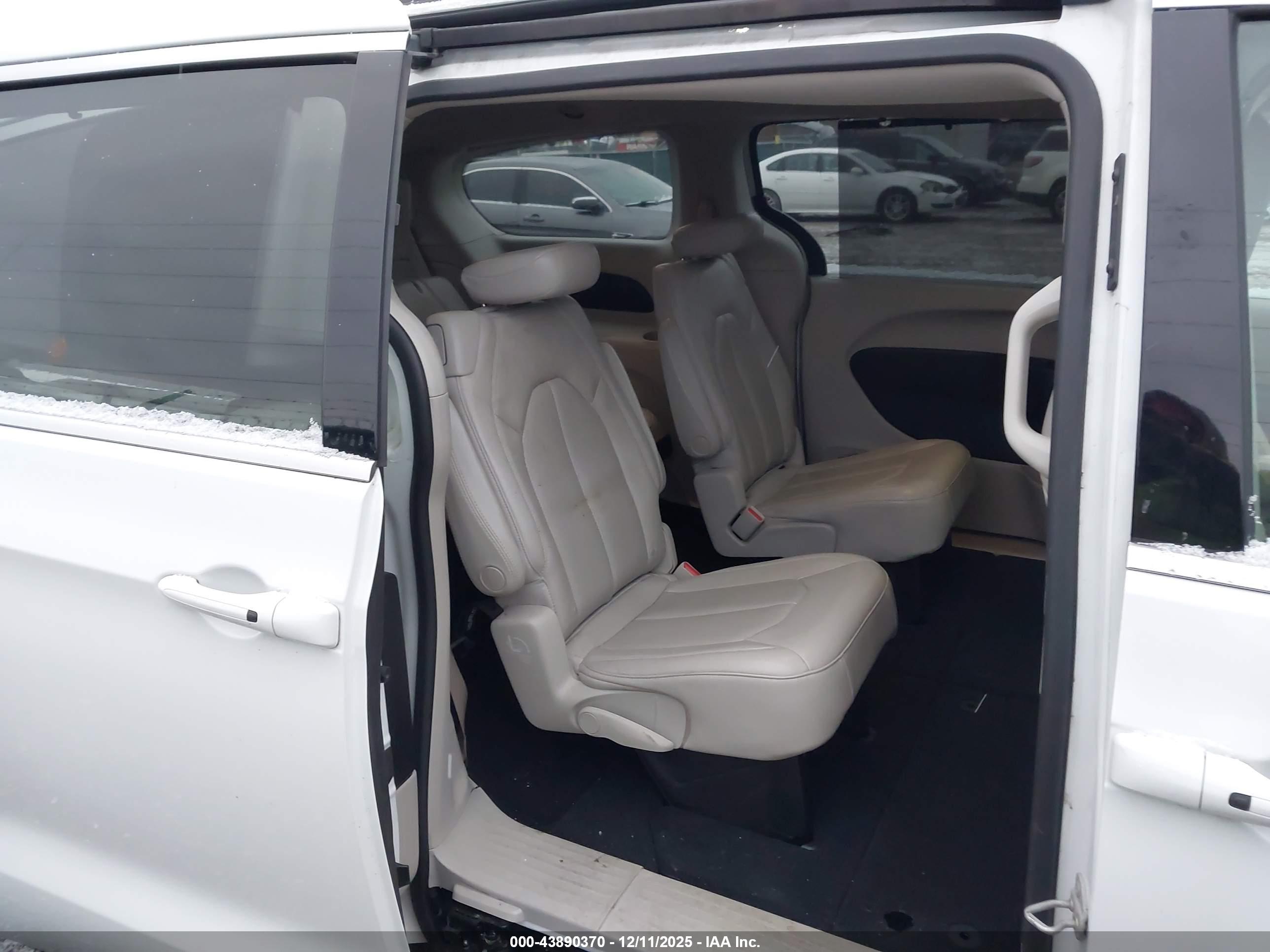 CHRYSLER VOYAGER image 8