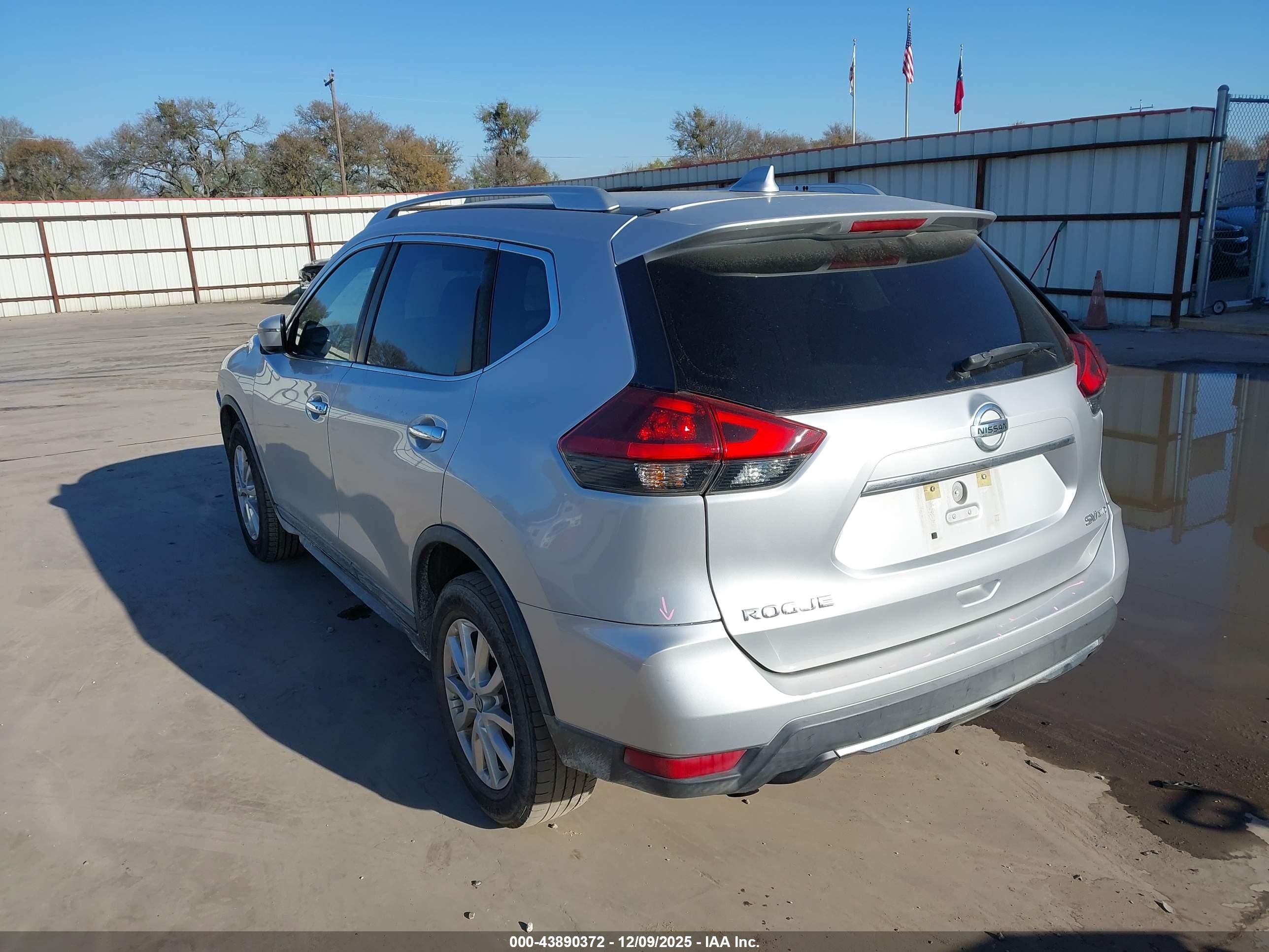 NISSAN ROGUE image 3