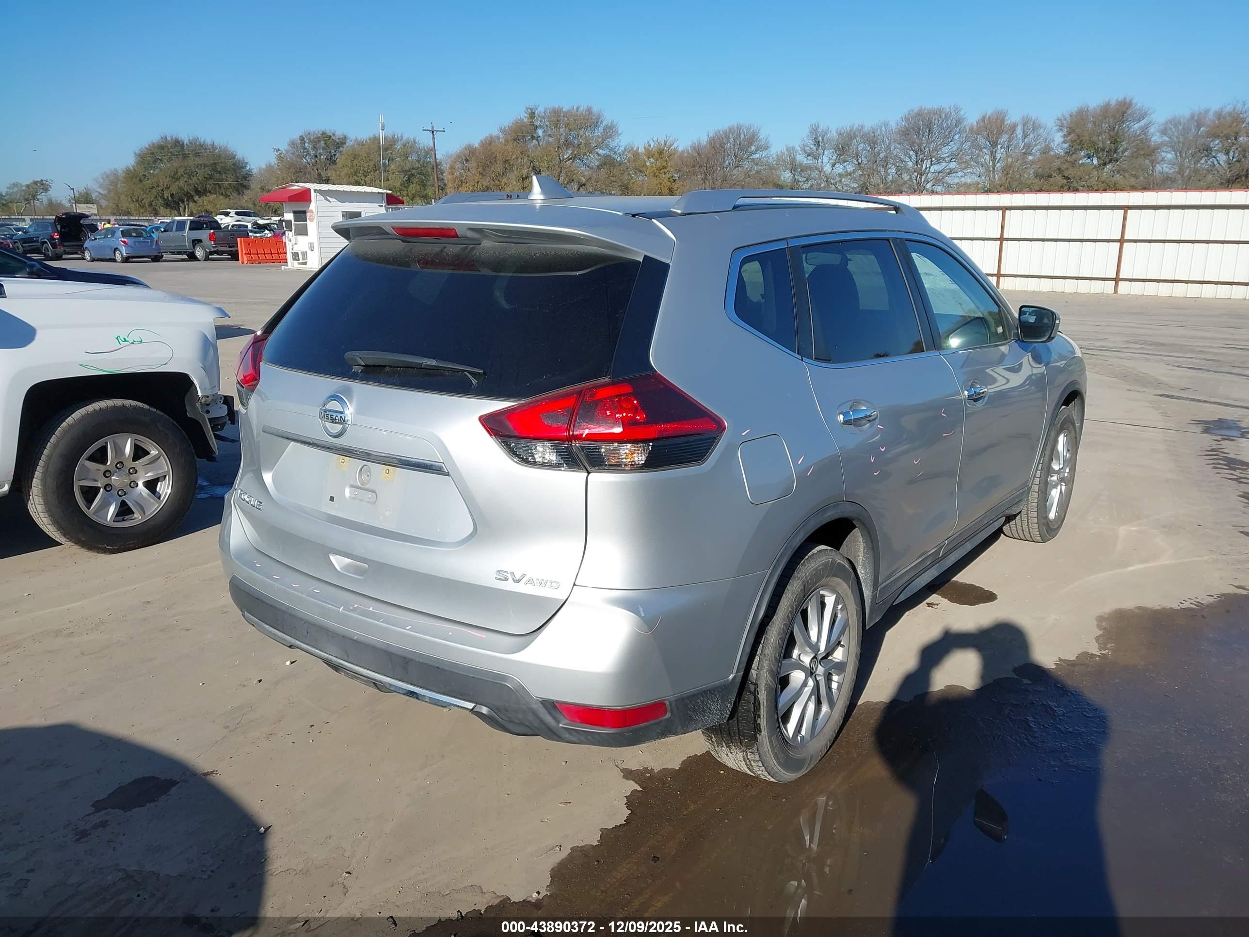 NISSAN ROGUE image 4