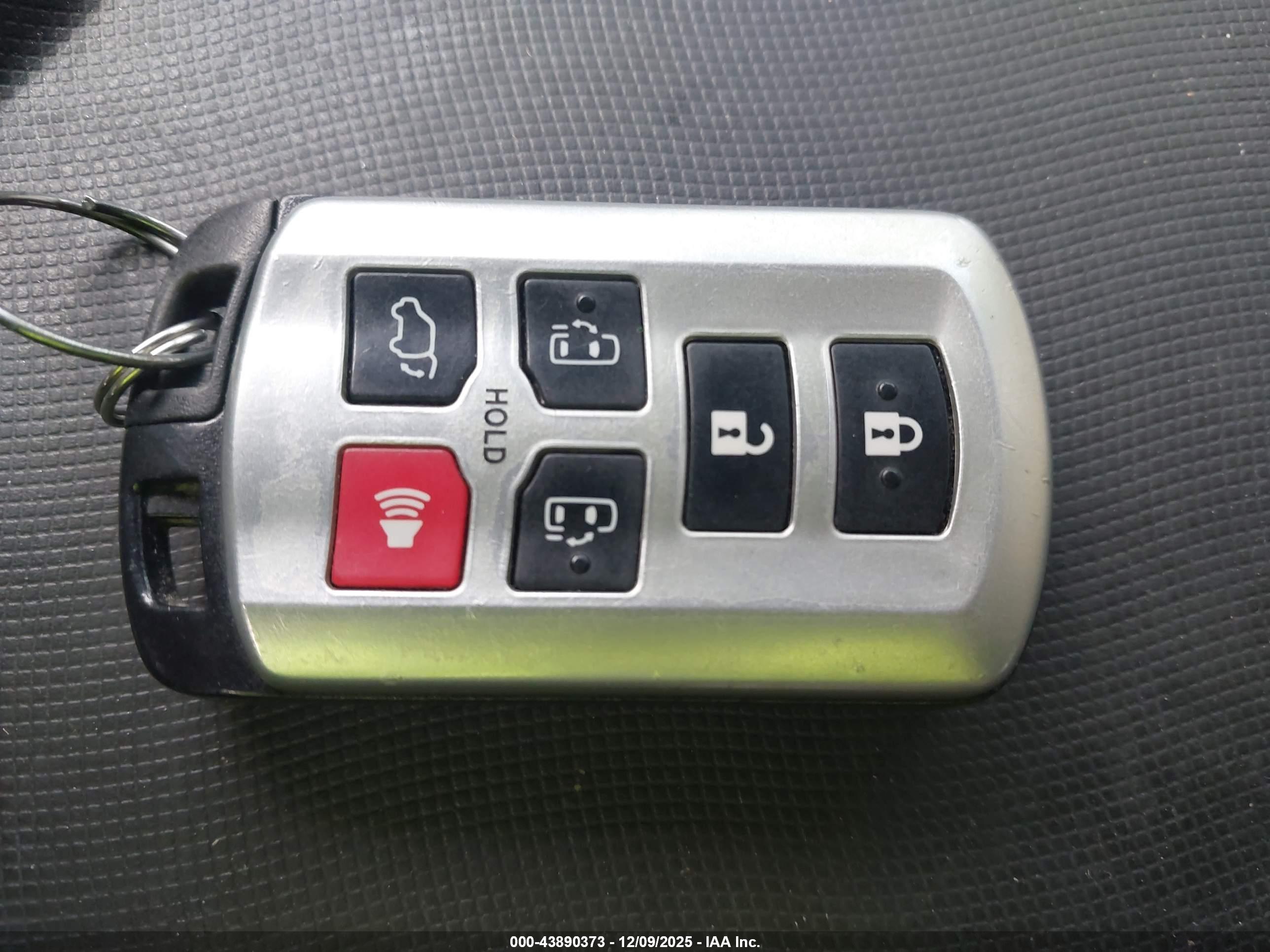 TOYOTA SIENNA image 11