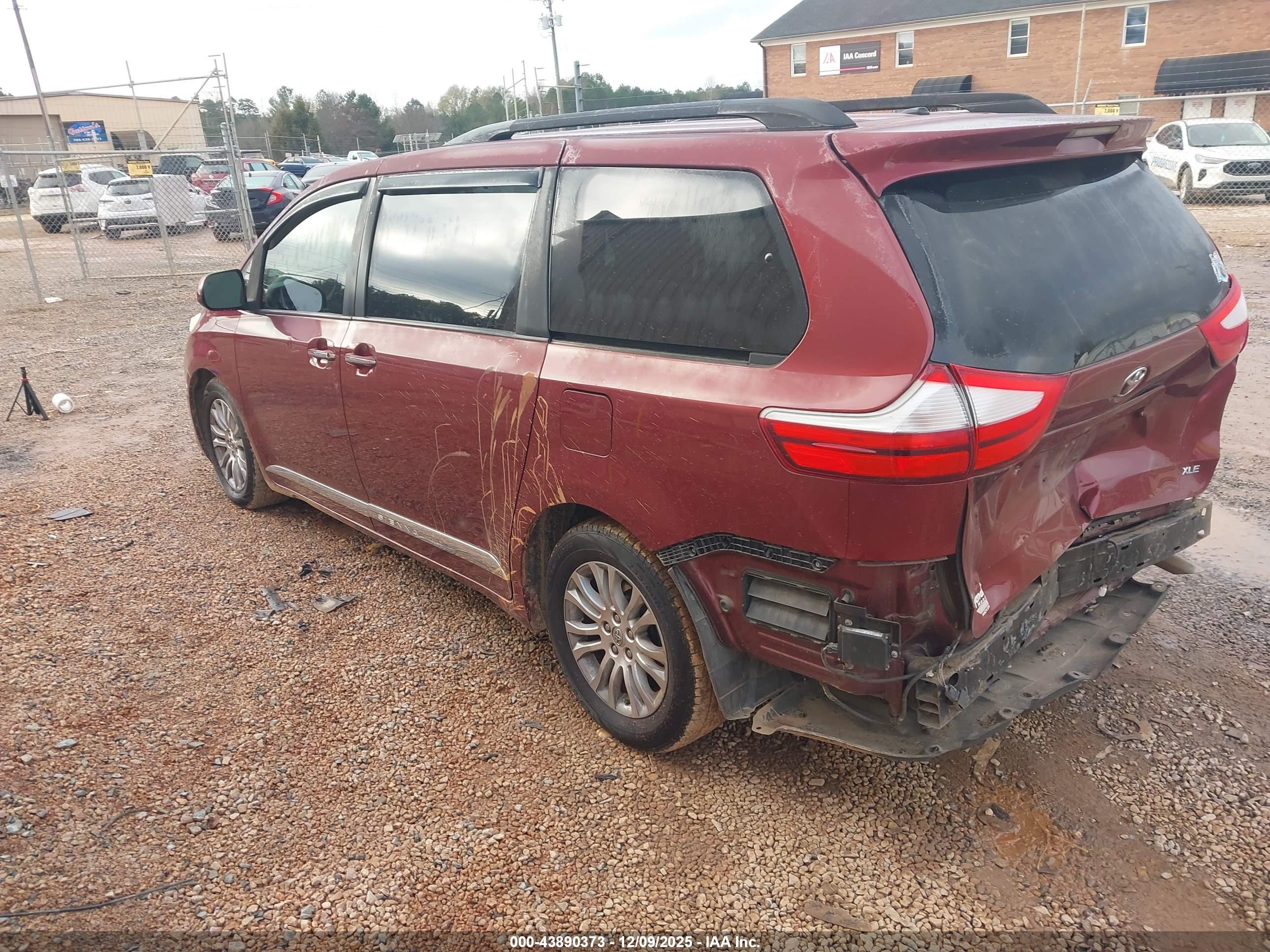 TOYOTA SIENNA image 3