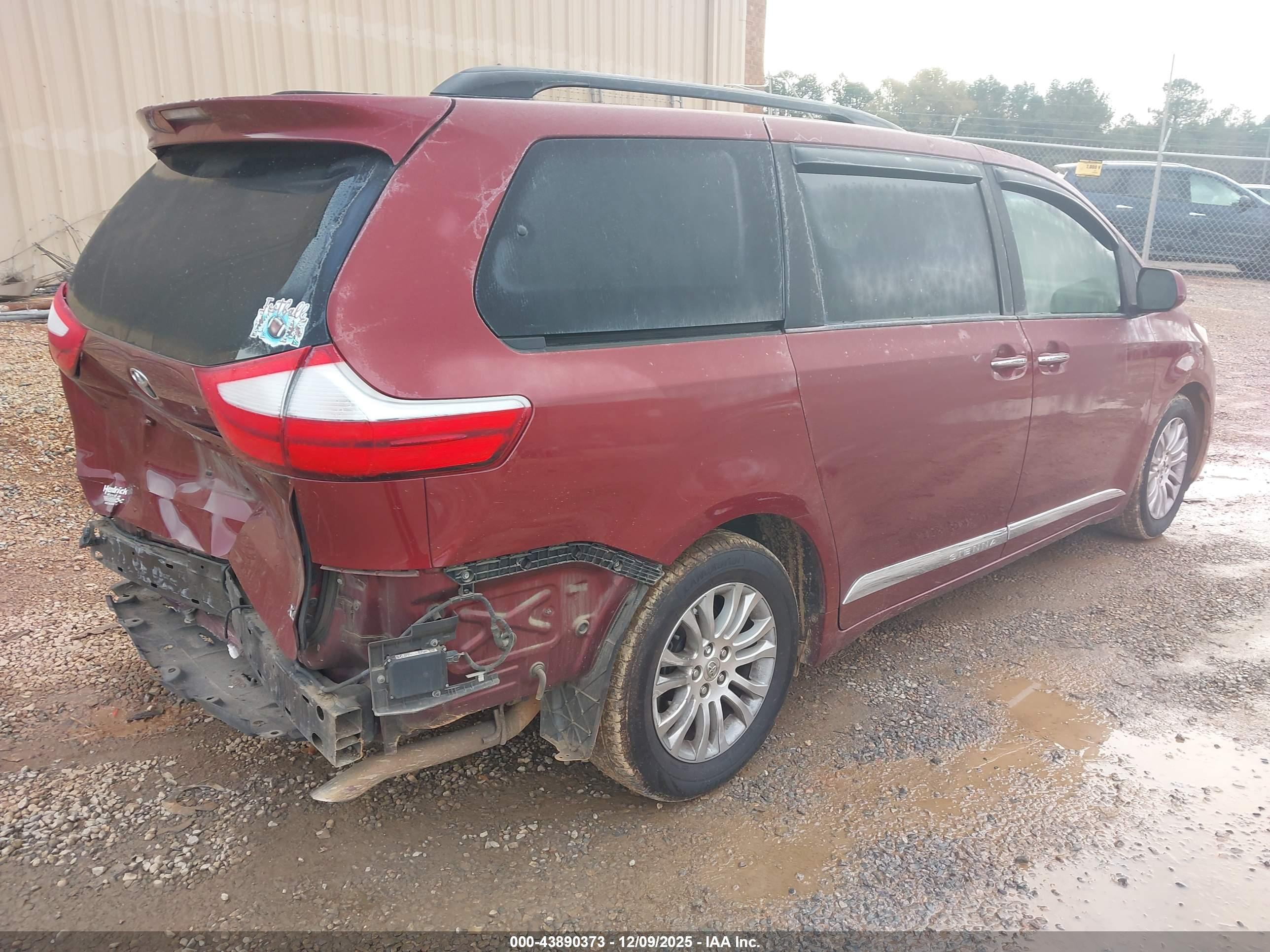 TOYOTA SIENNA image 4