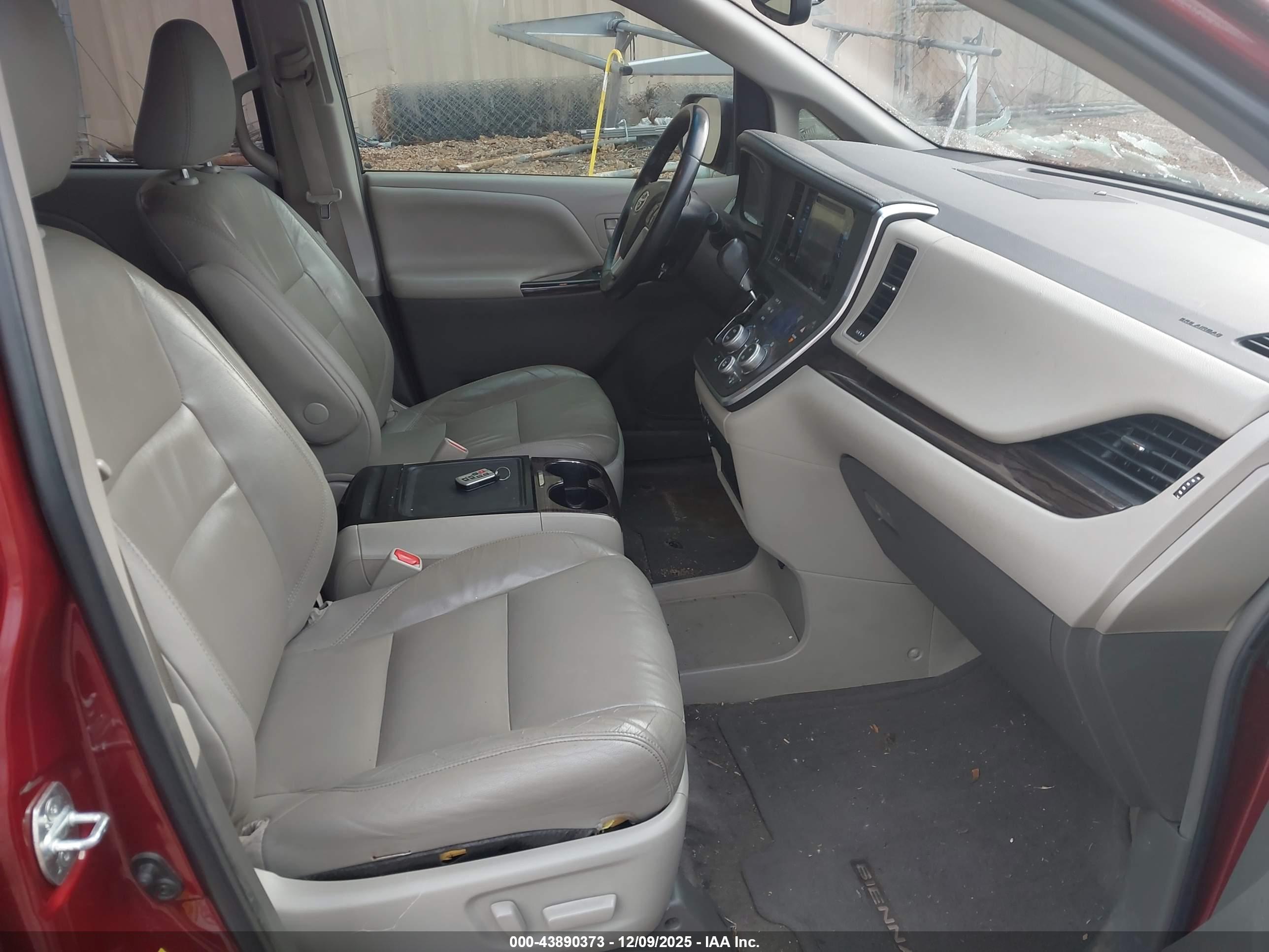 TOYOTA SIENNA image 5