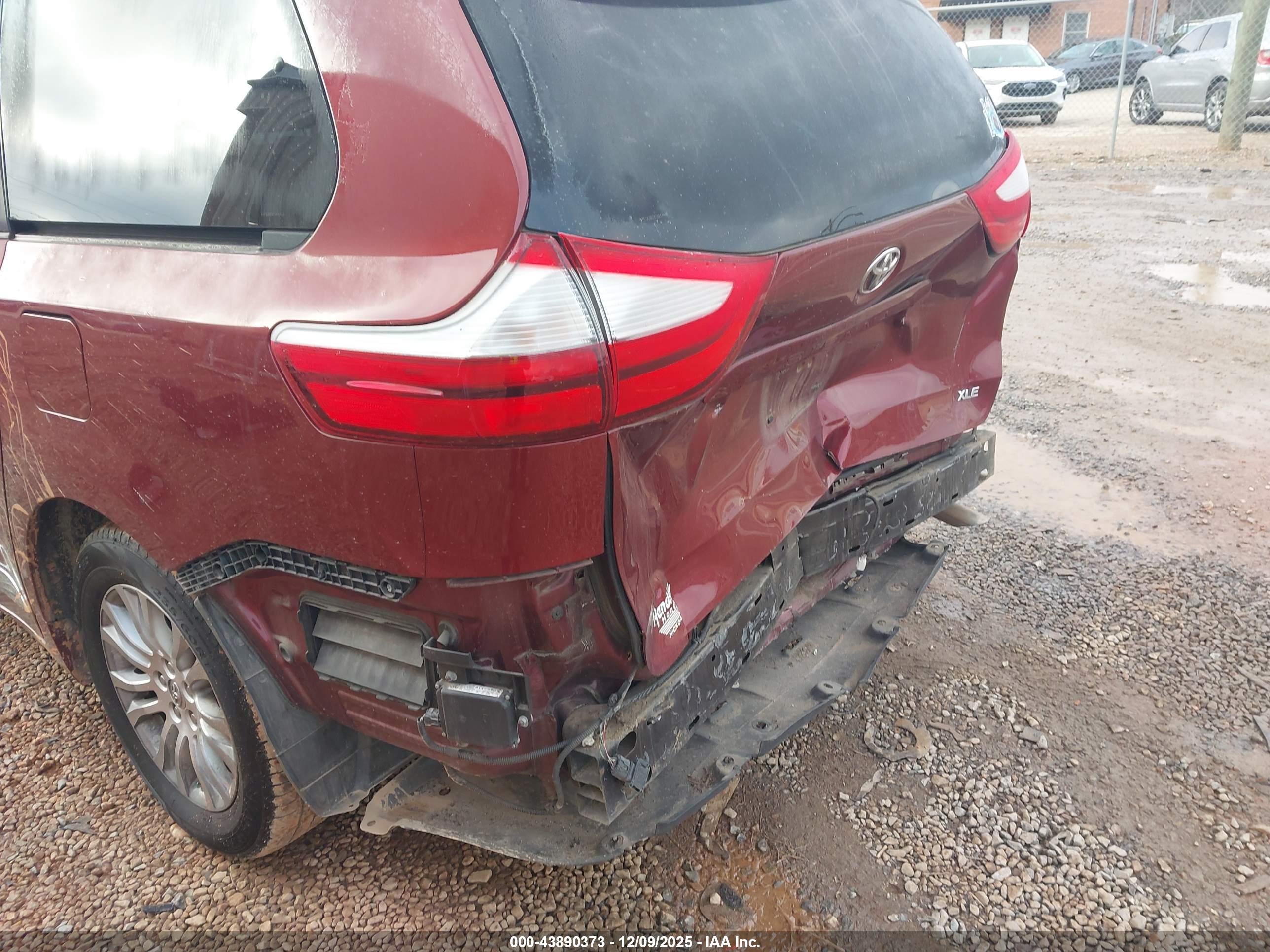 TOYOTA SIENNA image 6