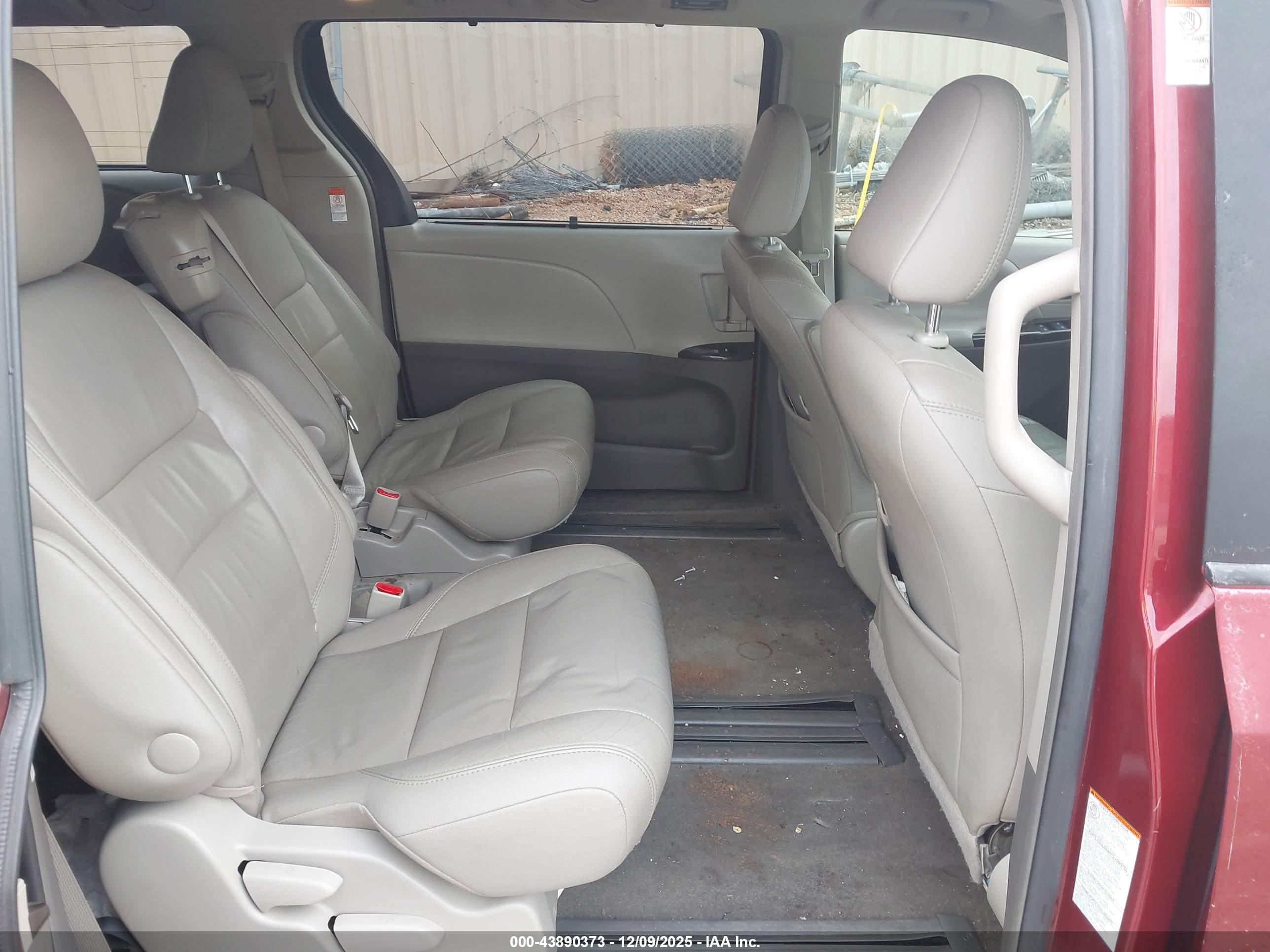 TOYOTA SIENNA image 8