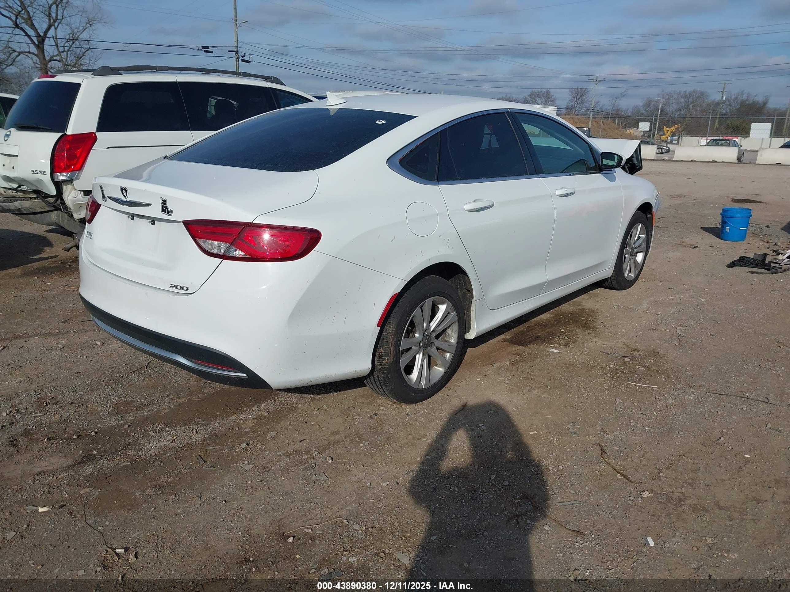 CHRYSLER 200 image 4