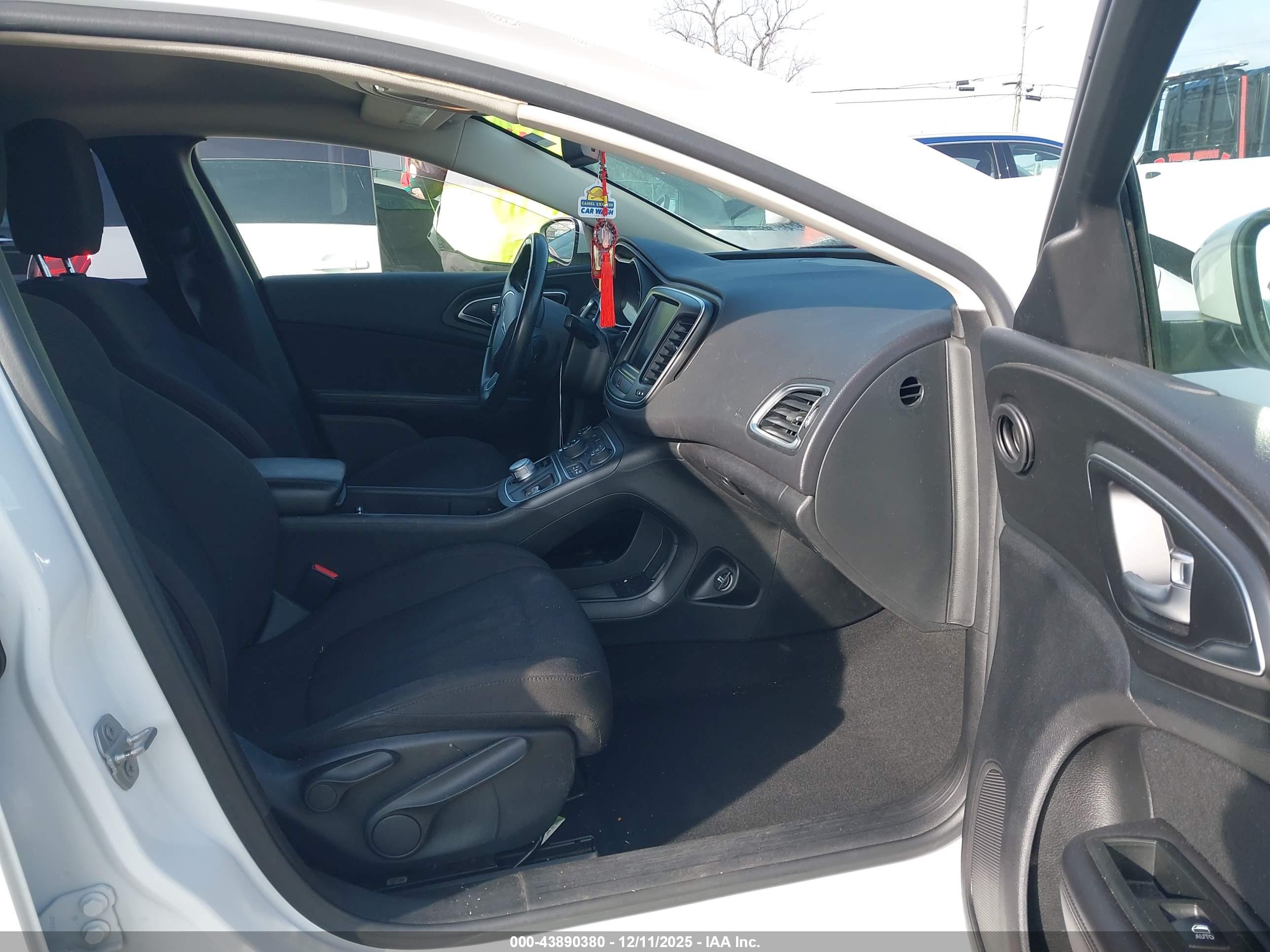 CHRYSLER 200 image 5