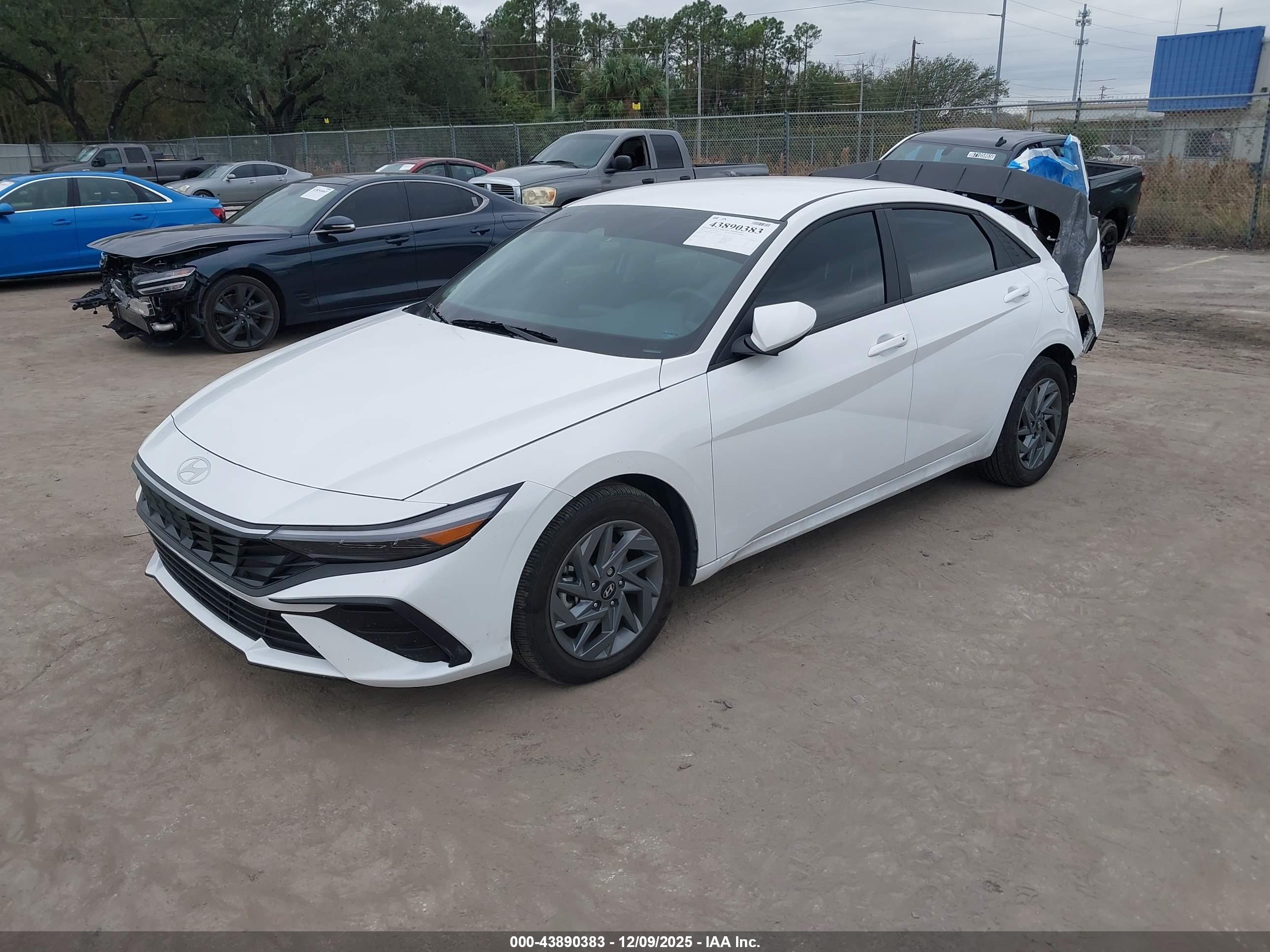 HYUNDAI ELANTRA image 2